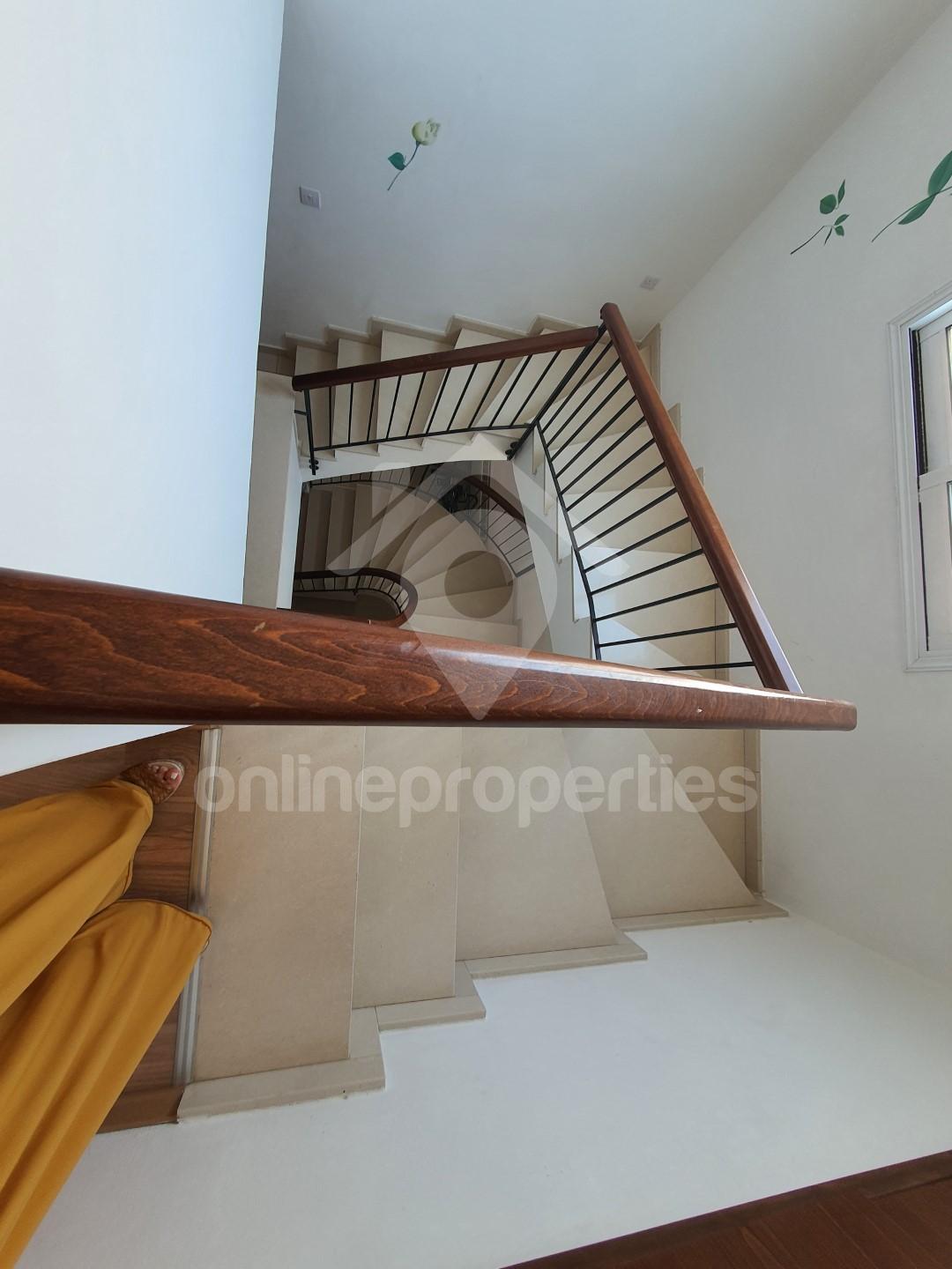 To change image, hover mouse over thumbnails below