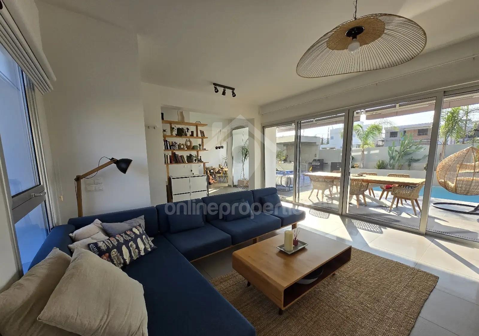 To change image, hover mouse over thumbnails below