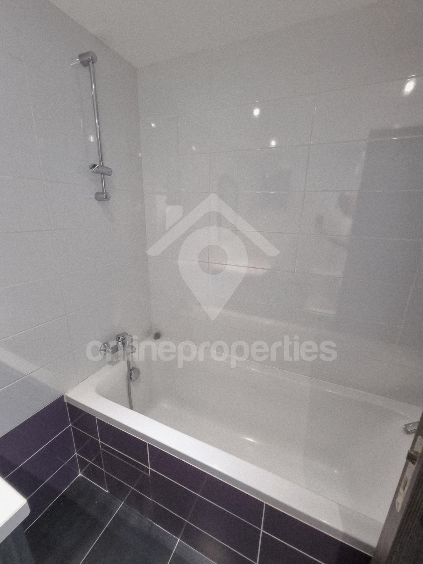 To change image, hover mouse over thumbnails below