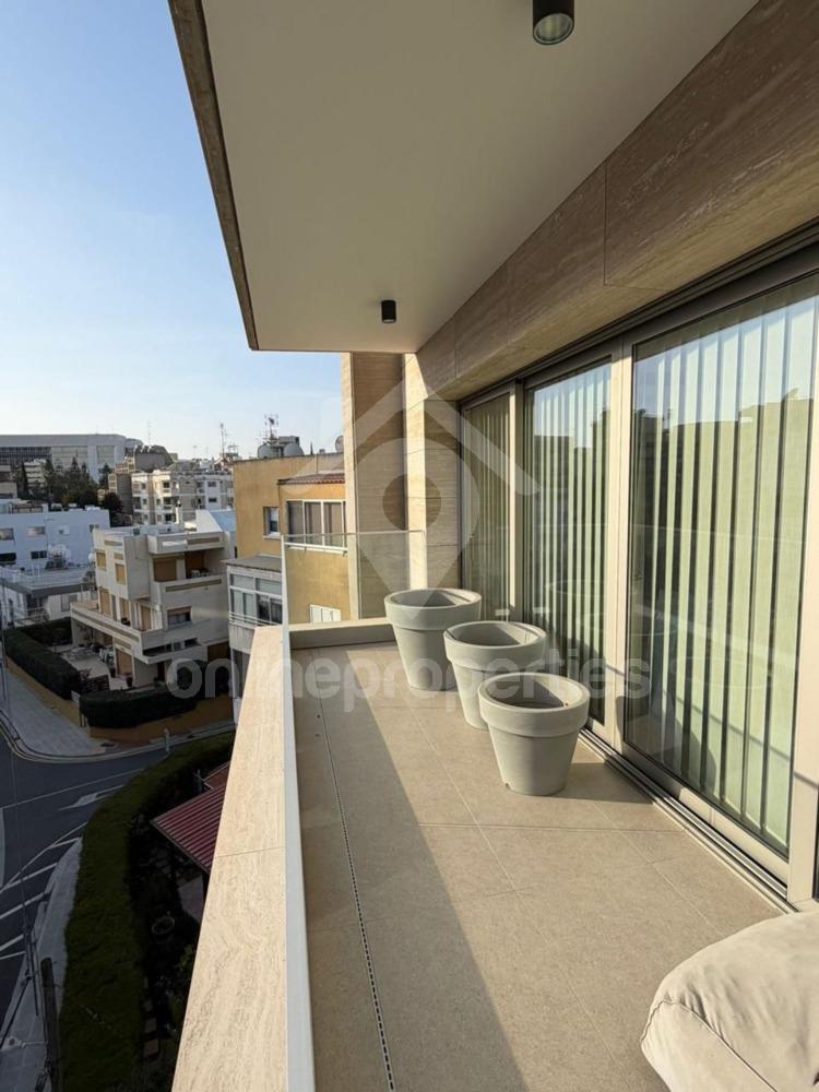 To change image, hover mouse over thumbnails below