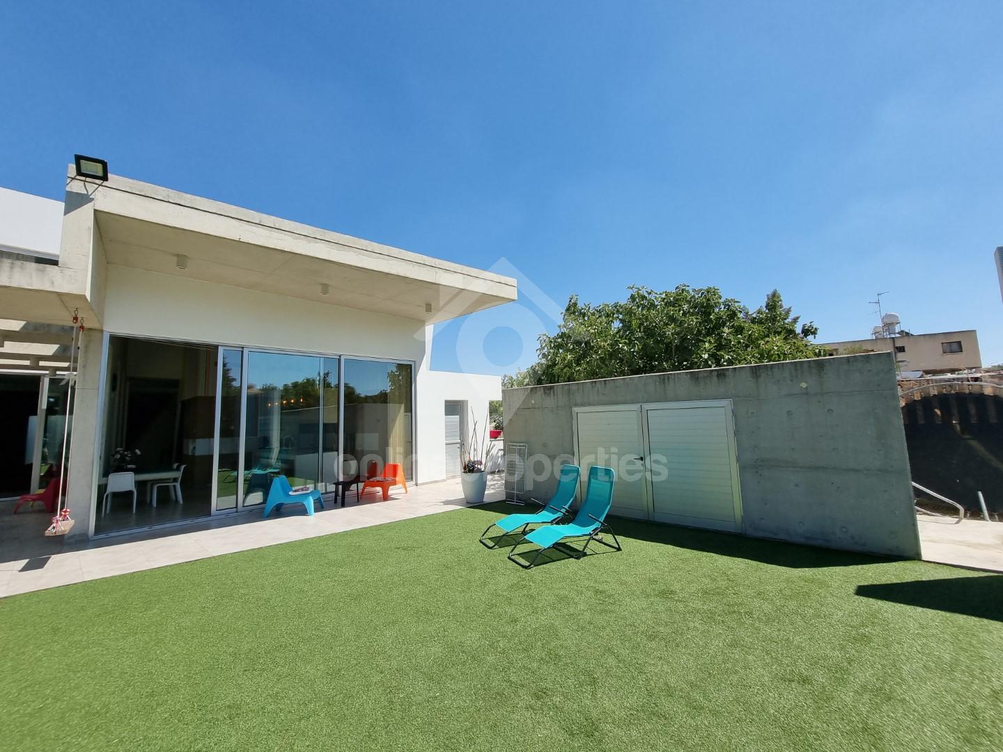 To change image, hover mouse over thumbnails below