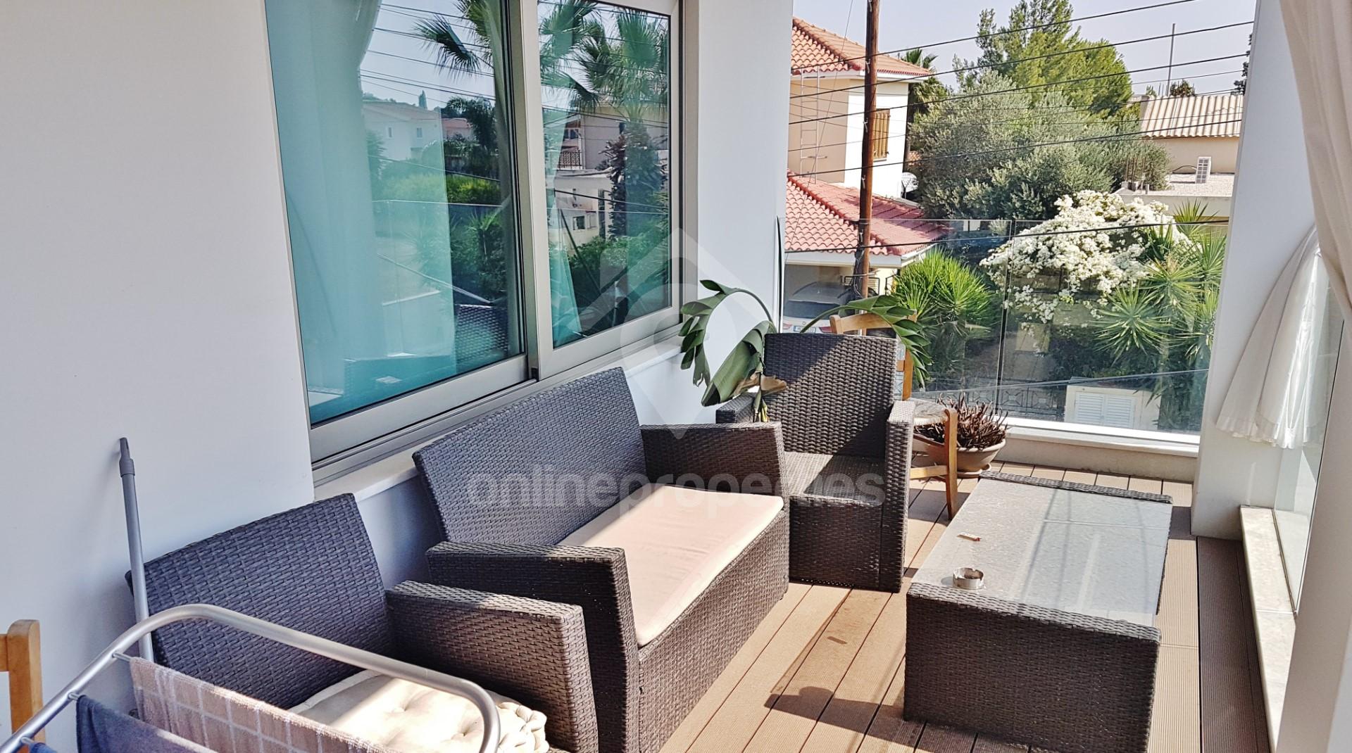 To change image, hover mouse over thumbnails below