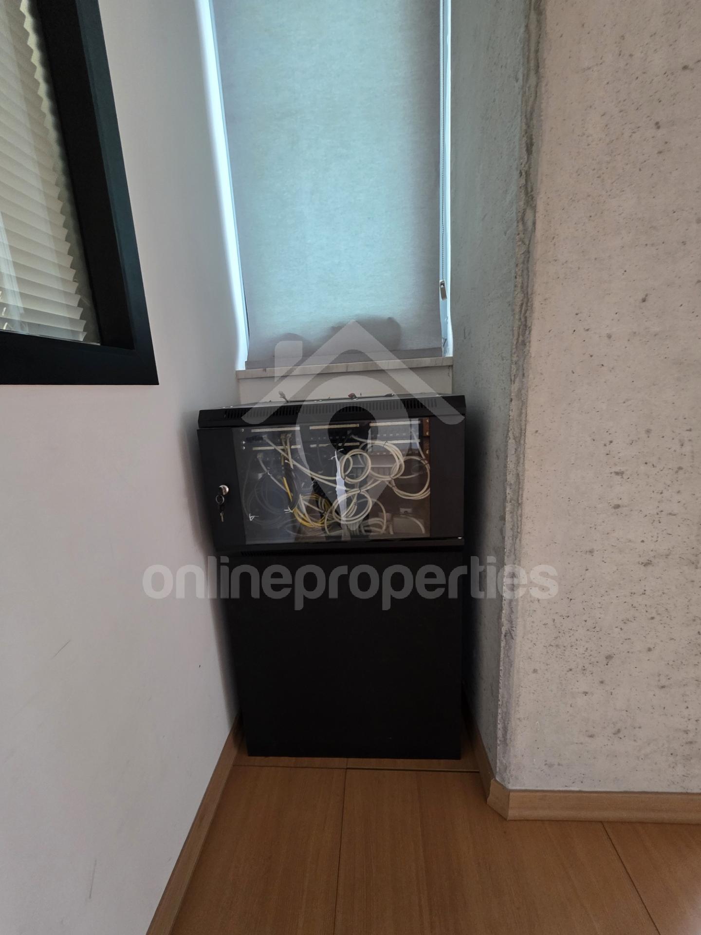 To change image, hover mouse over thumbnails below