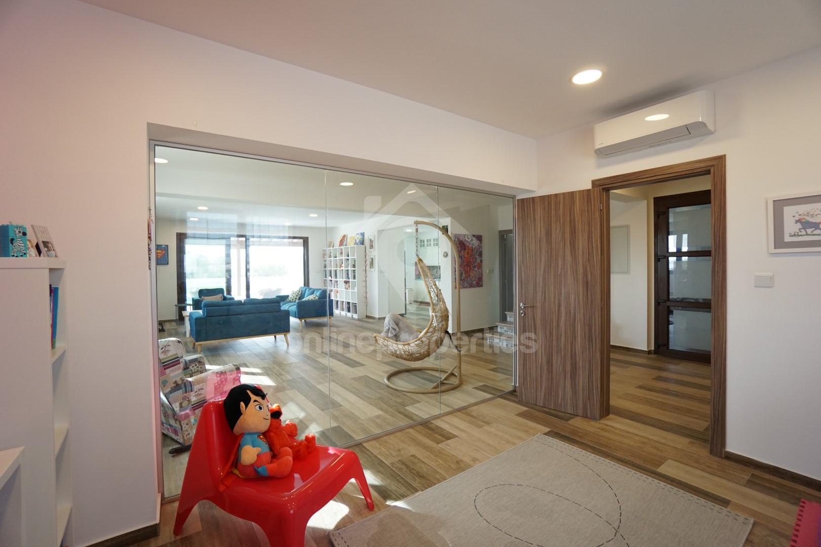 To change image, hover mouse over thumbnails below