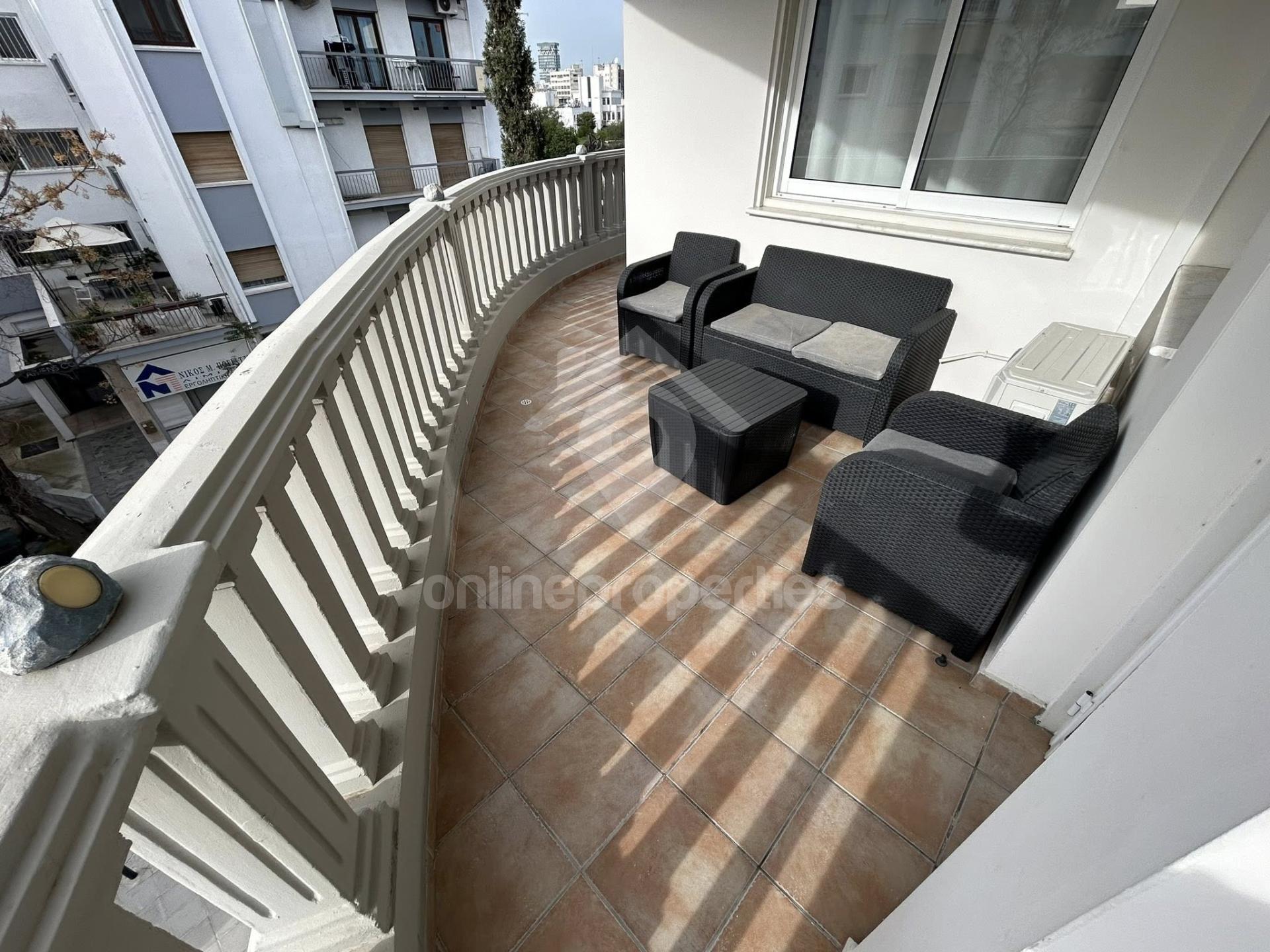 To change image, hover mouse over thumbnails below