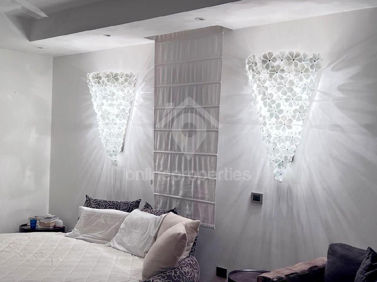 To change image, hover mouse over thumbnails below