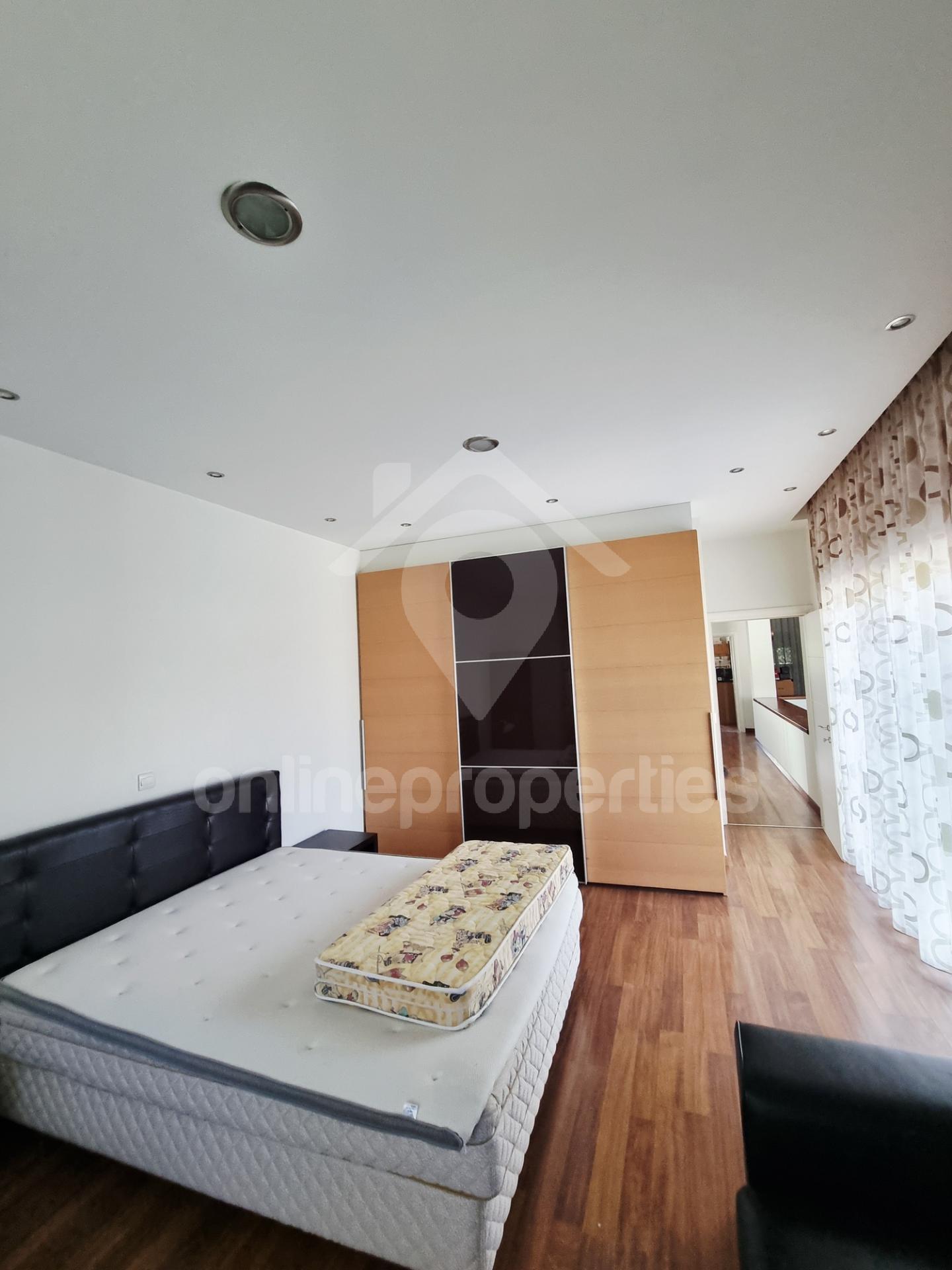 To change image, hover mouse over thumbnails below