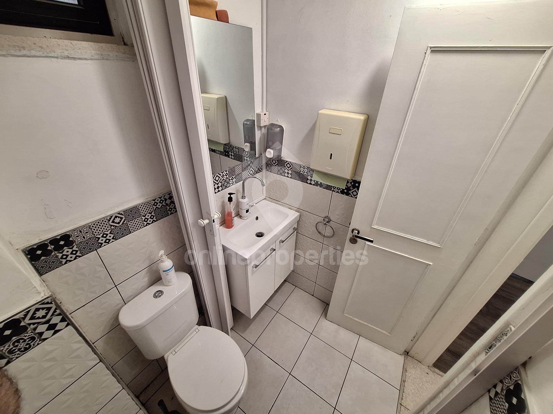 To change image, hover mouse over thumbnails below