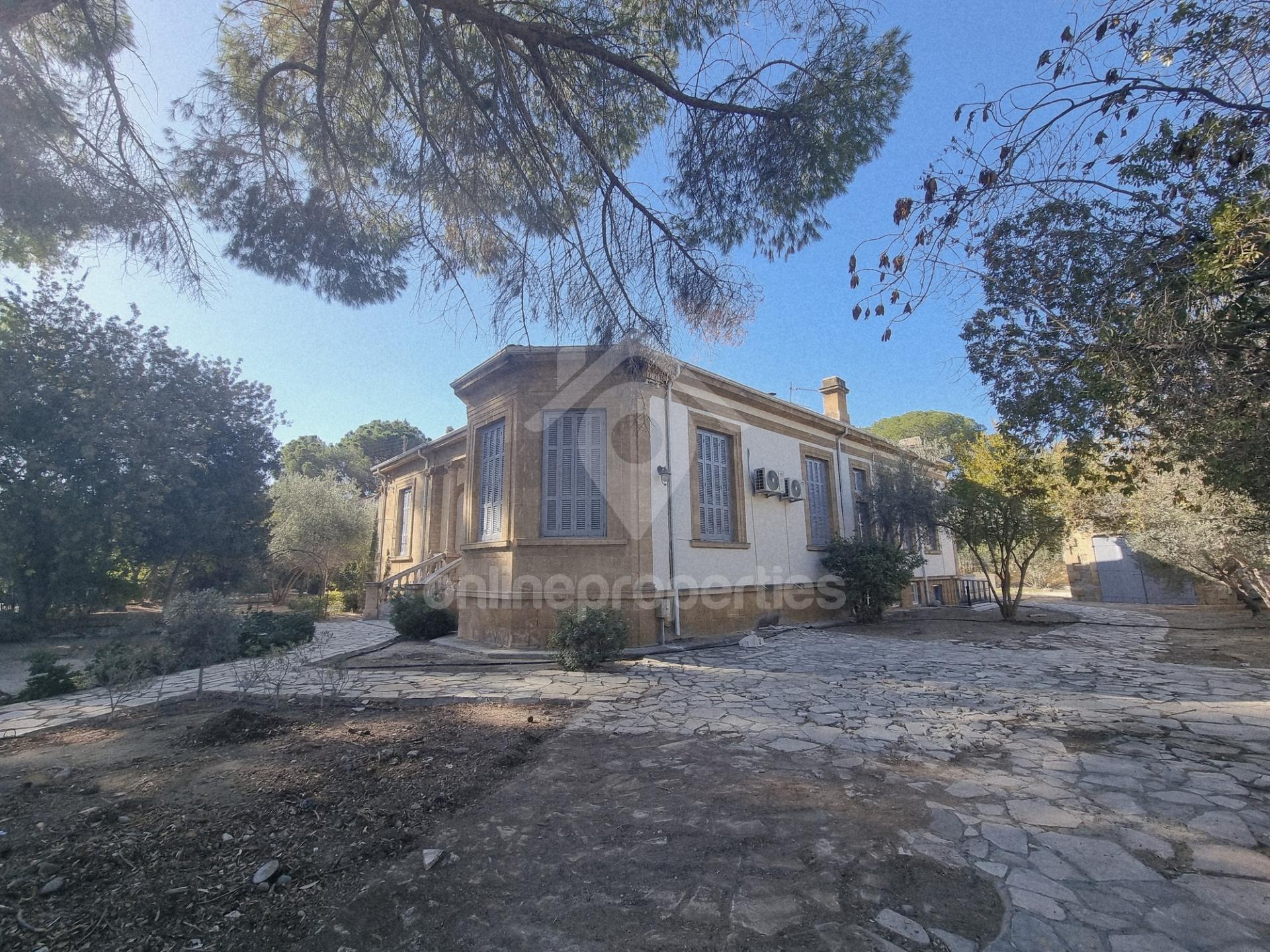 To change image, hover mouse over thumbnails below