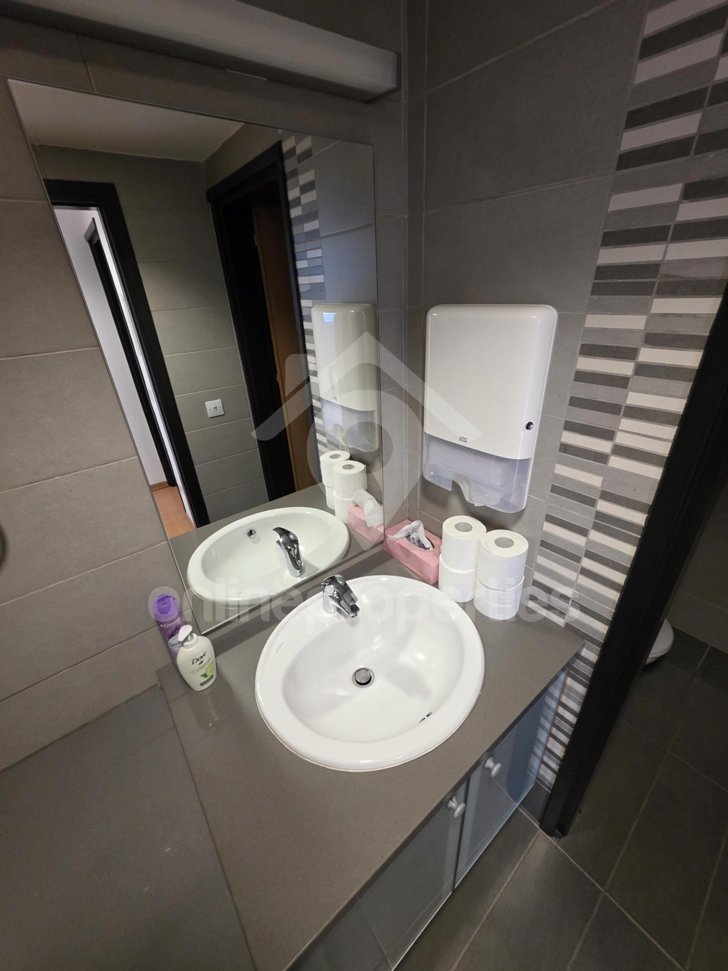 To change image, hover mouse over thumbnails below