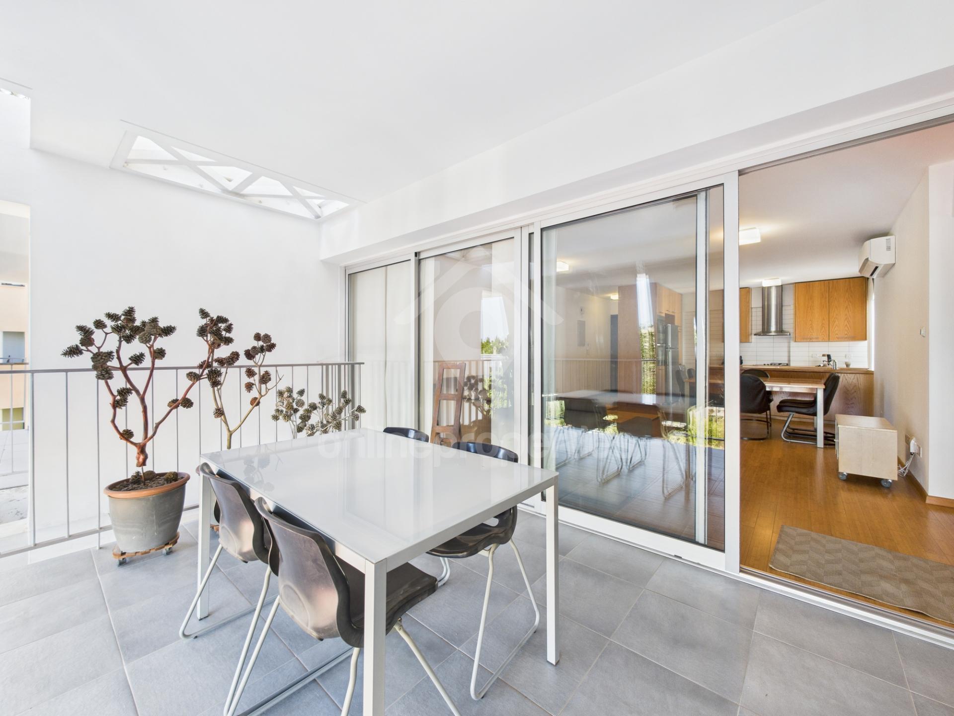 To change image, hover mouse over thumbnails below