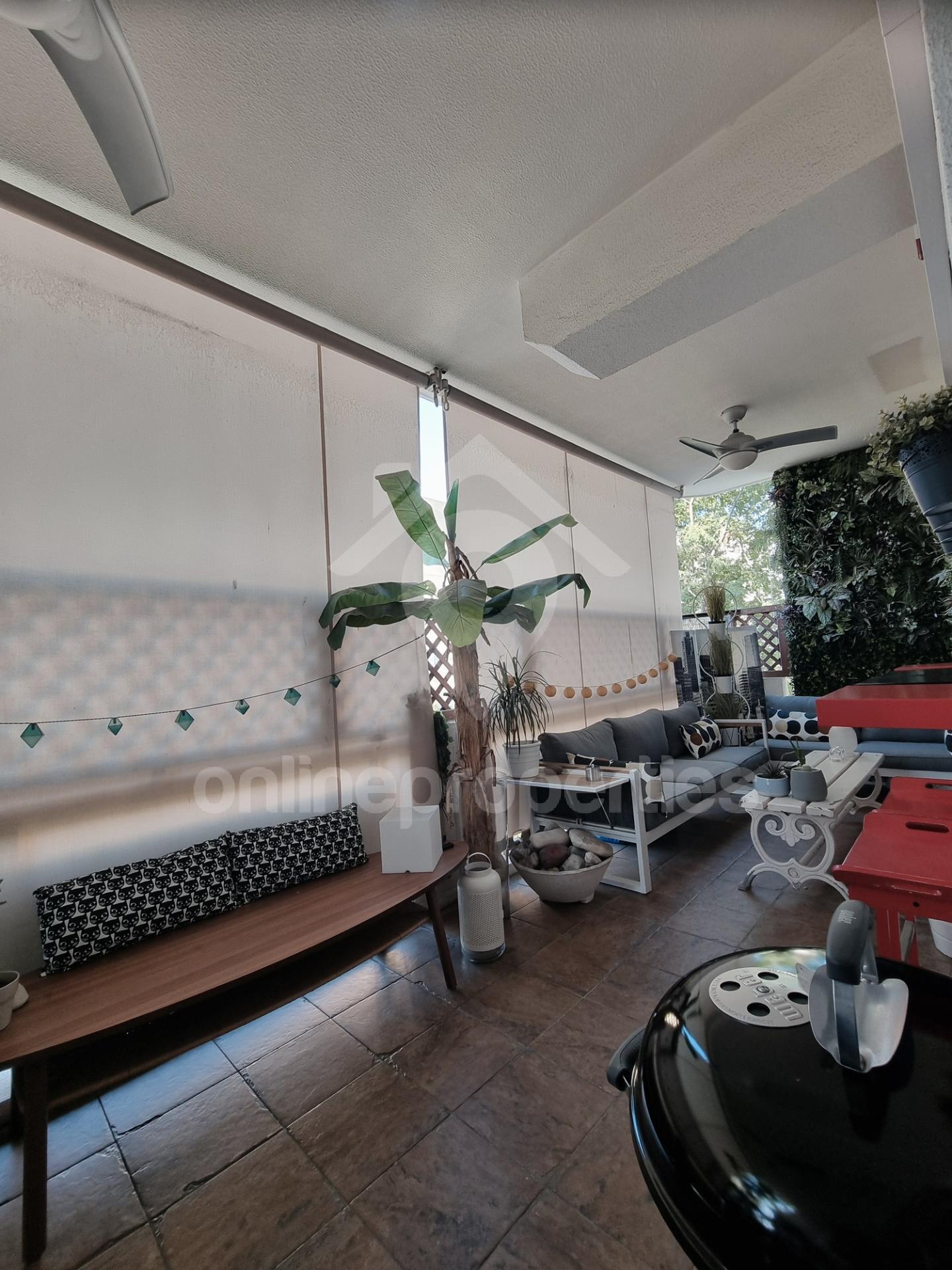 To change image, hover mouse over thumbnails below