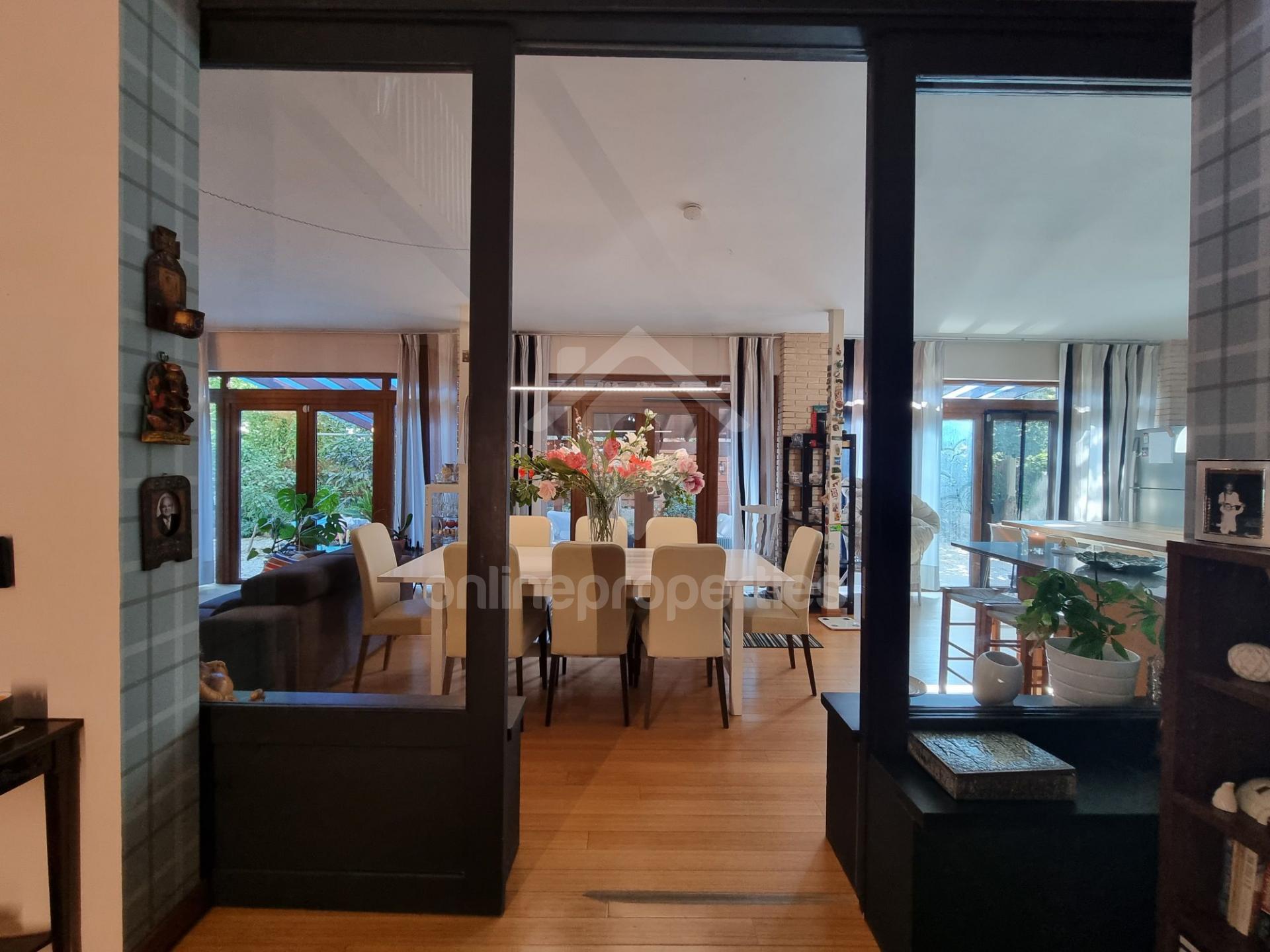 To change image, hover mouse over thumbnails below