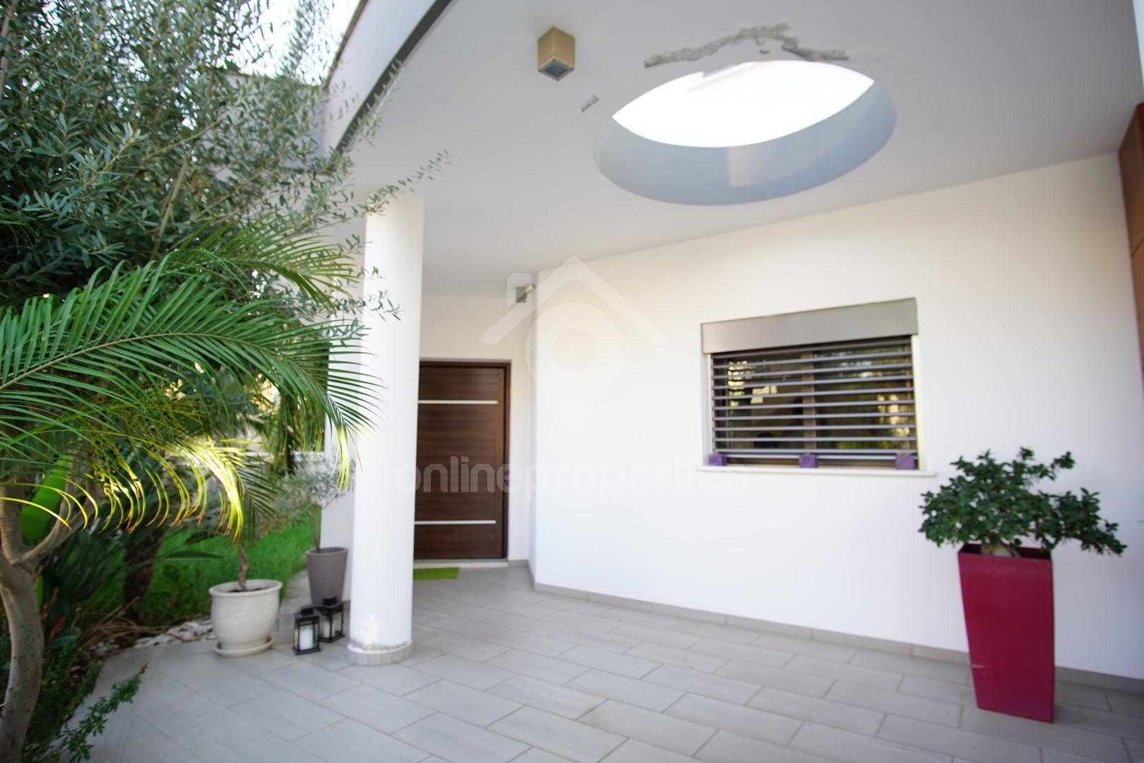 To change image, hover mouse over thumbnails below