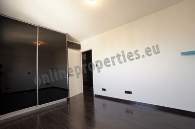 To change image, hover mouse over thumbnails below