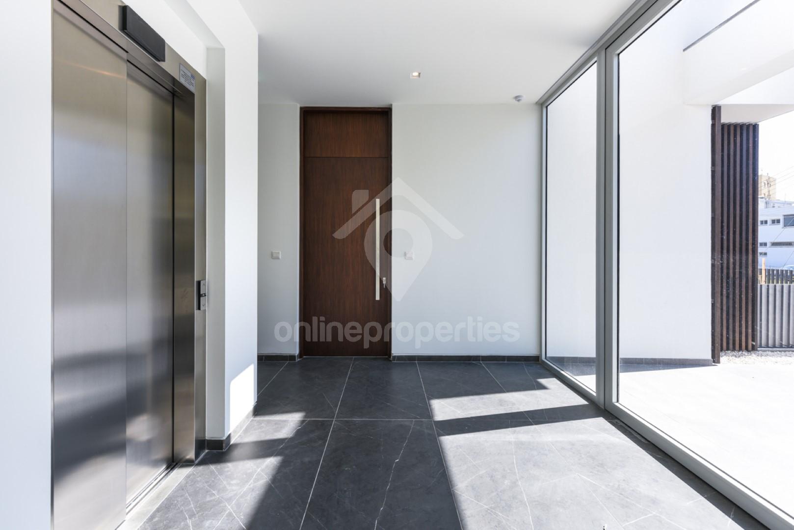 To change image, hover mouse over thumbnails below