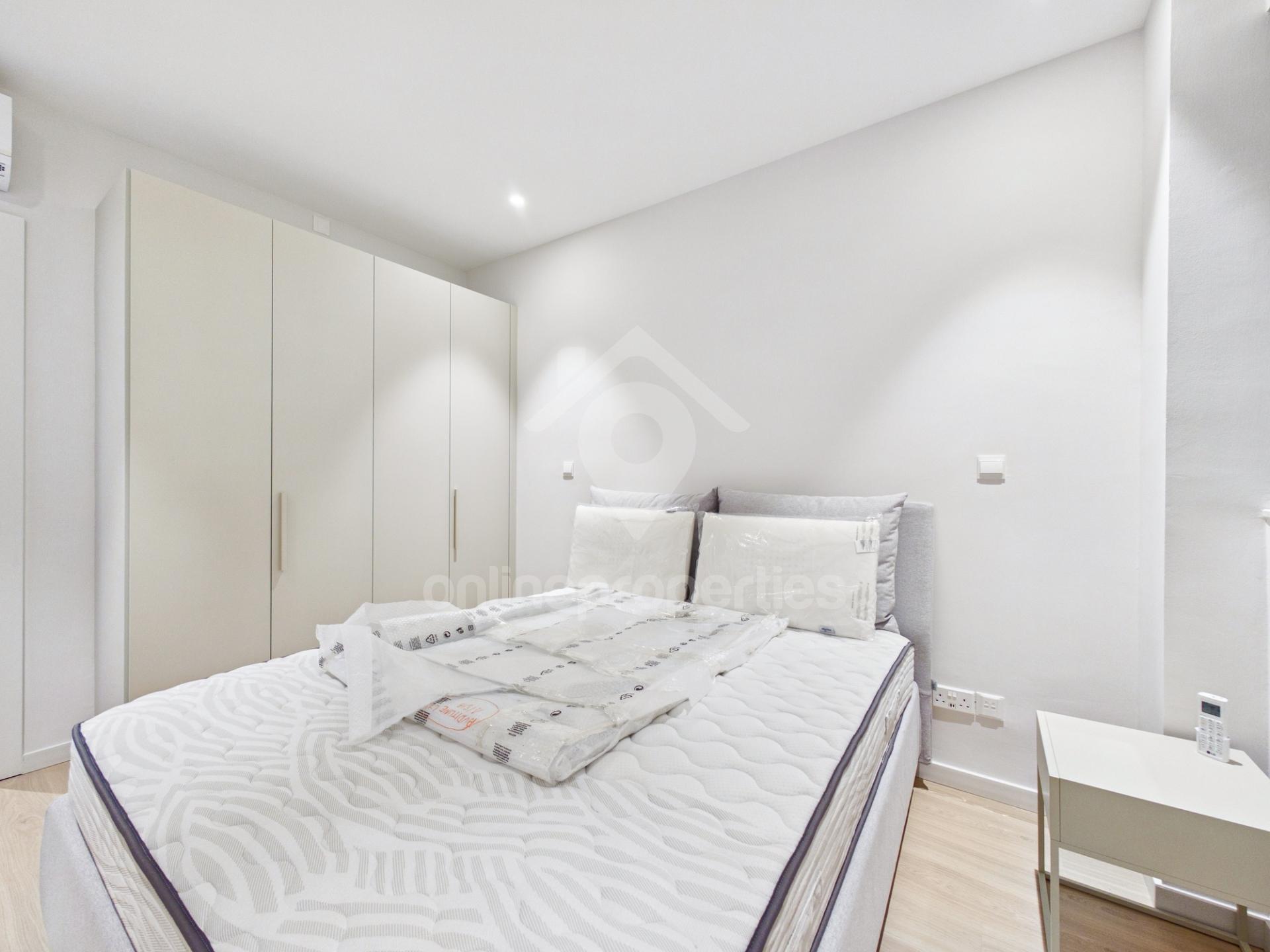 To change image, hover mouse over thumbnails below