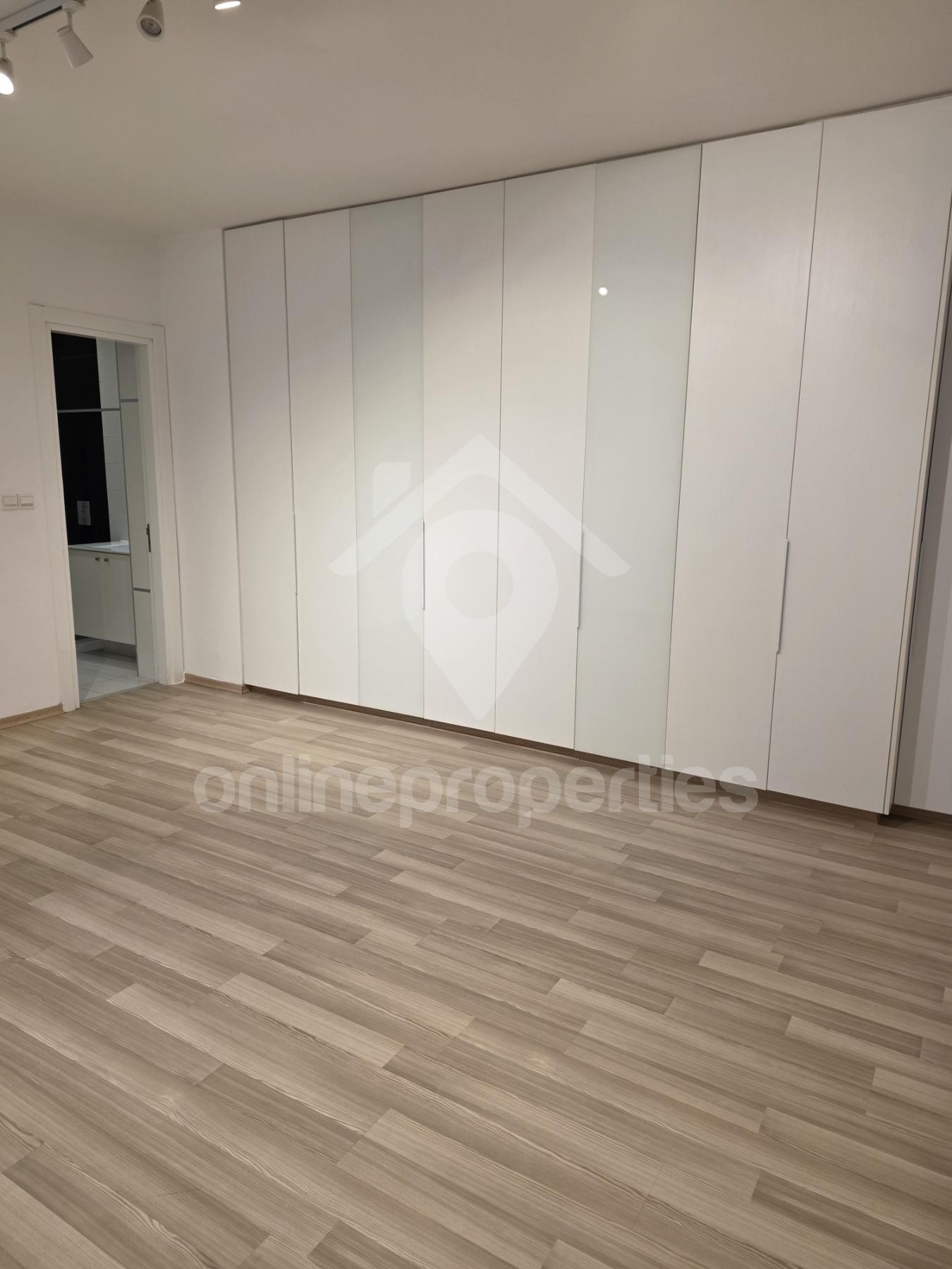 To change image, hover mouse over thumbnails below