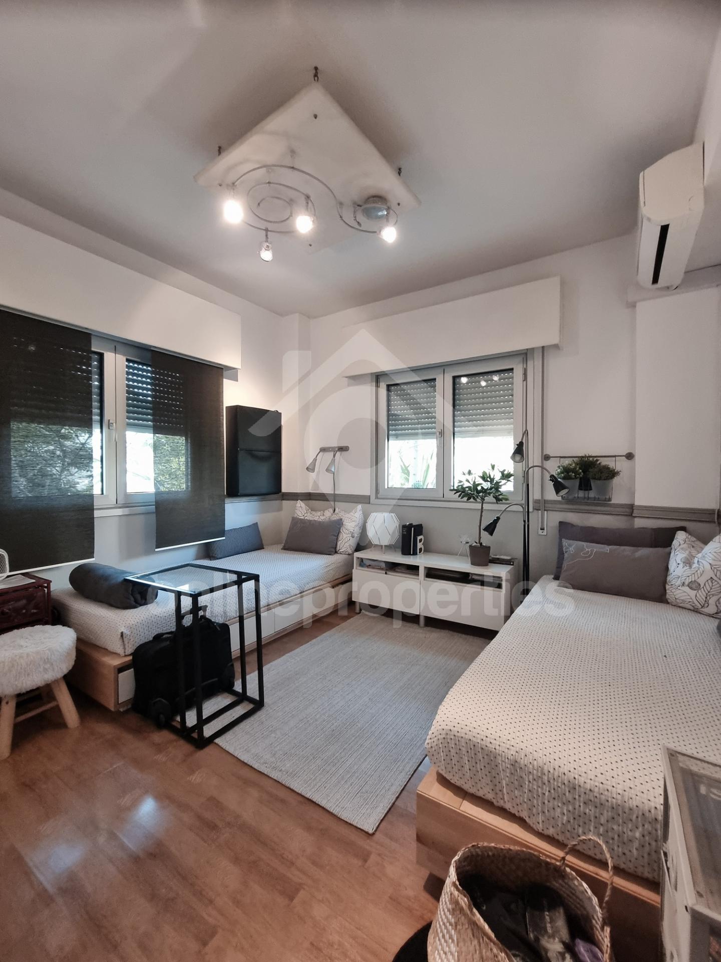 To change image, hover mouse over thumbnails below