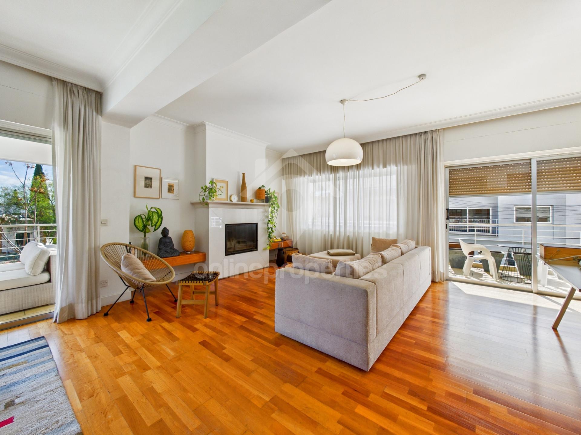 To change image, hover mouse over thumbnails below