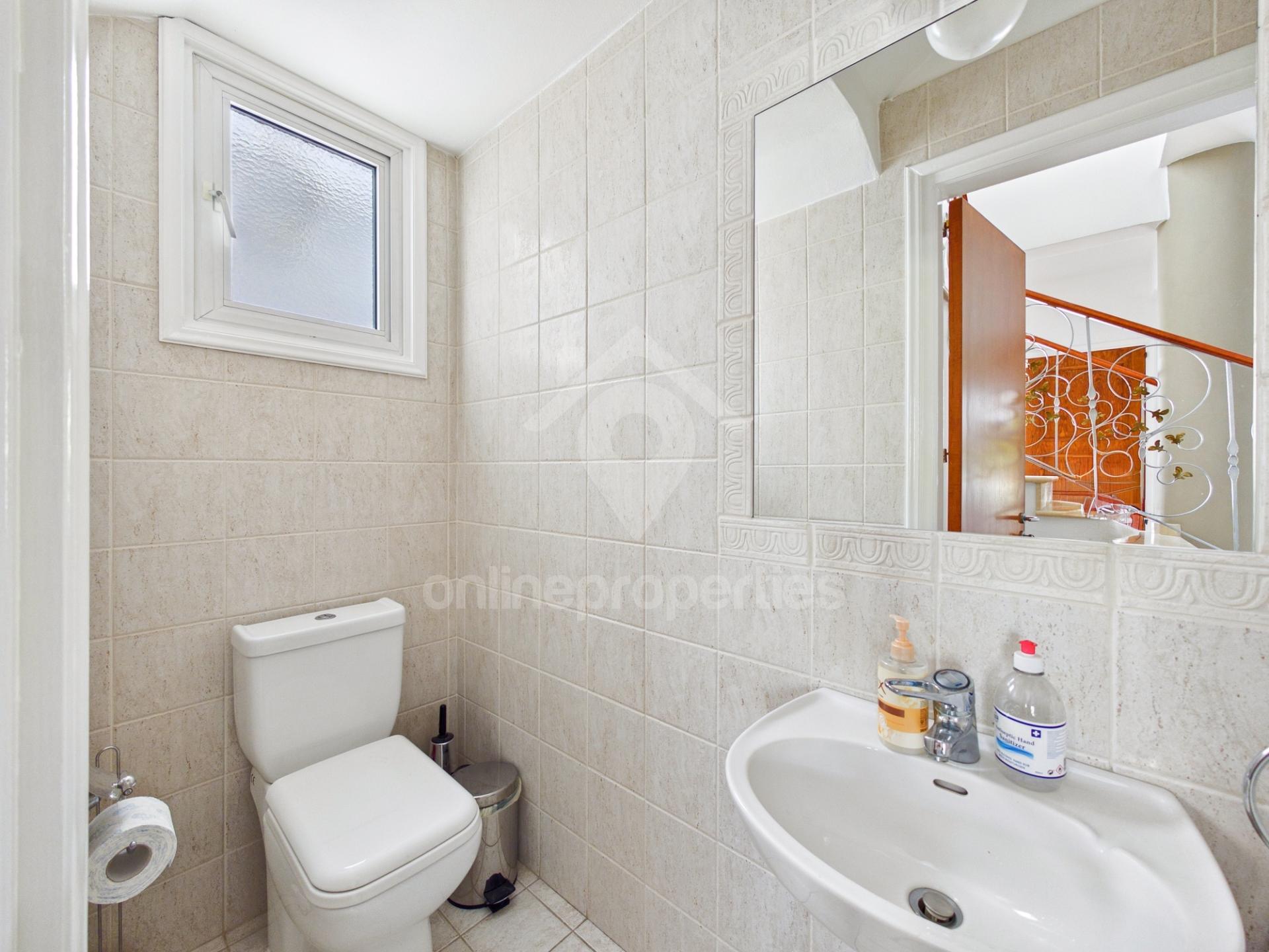 To change image, hover mouse over thumbnails below