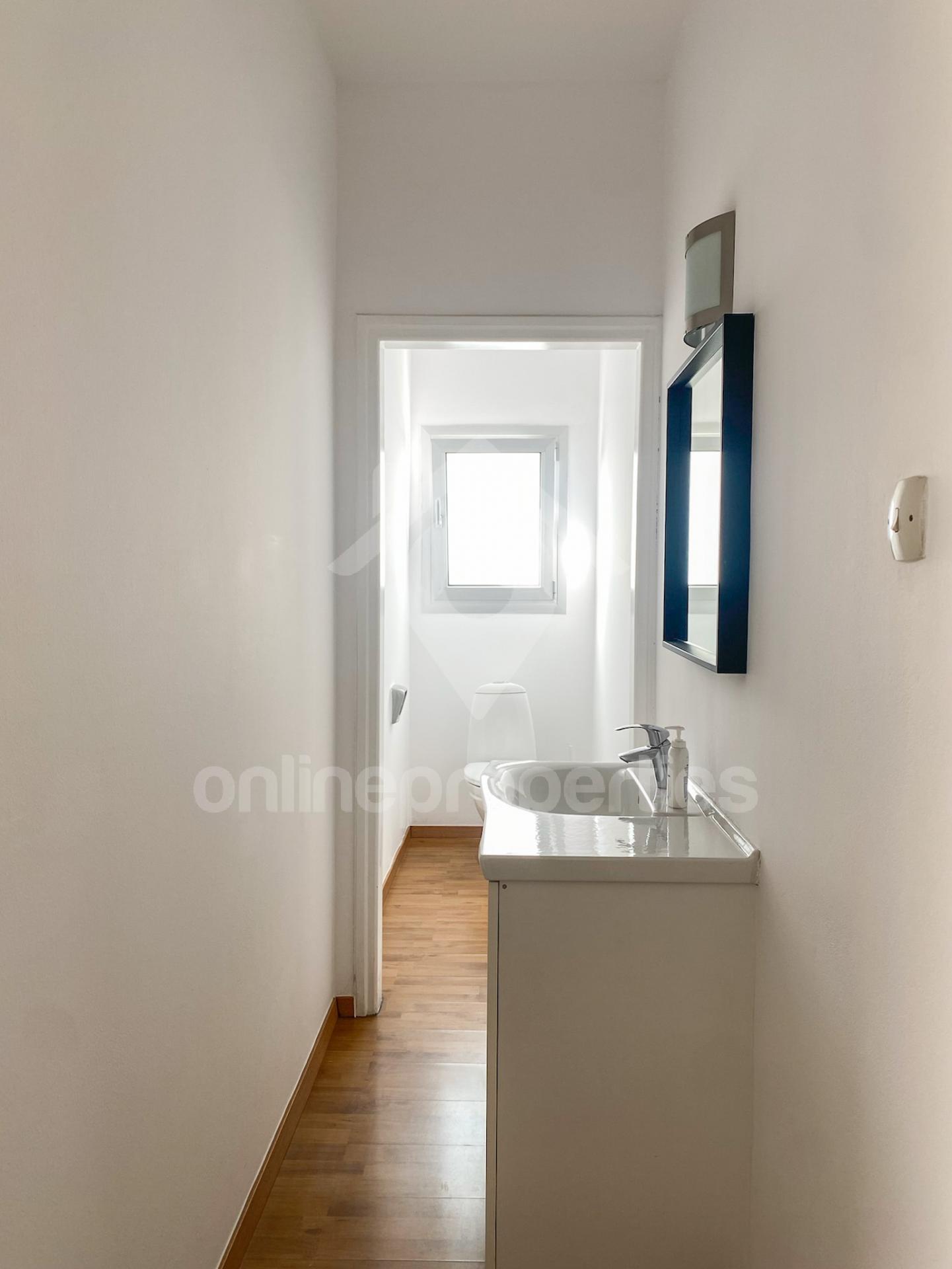 To change image, hover mouse over thumbnails below