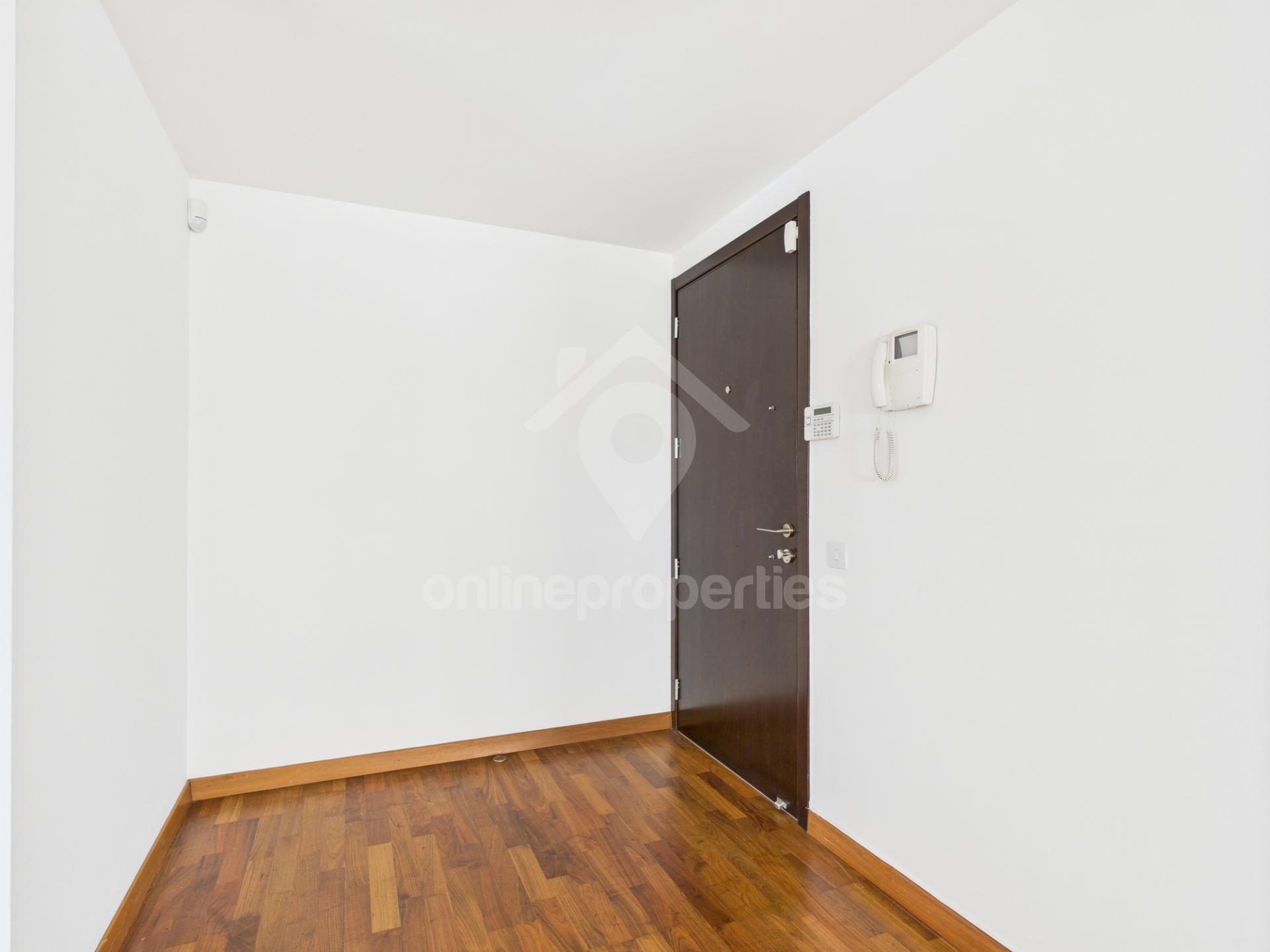 To change image, hover mouse over thumbnails below