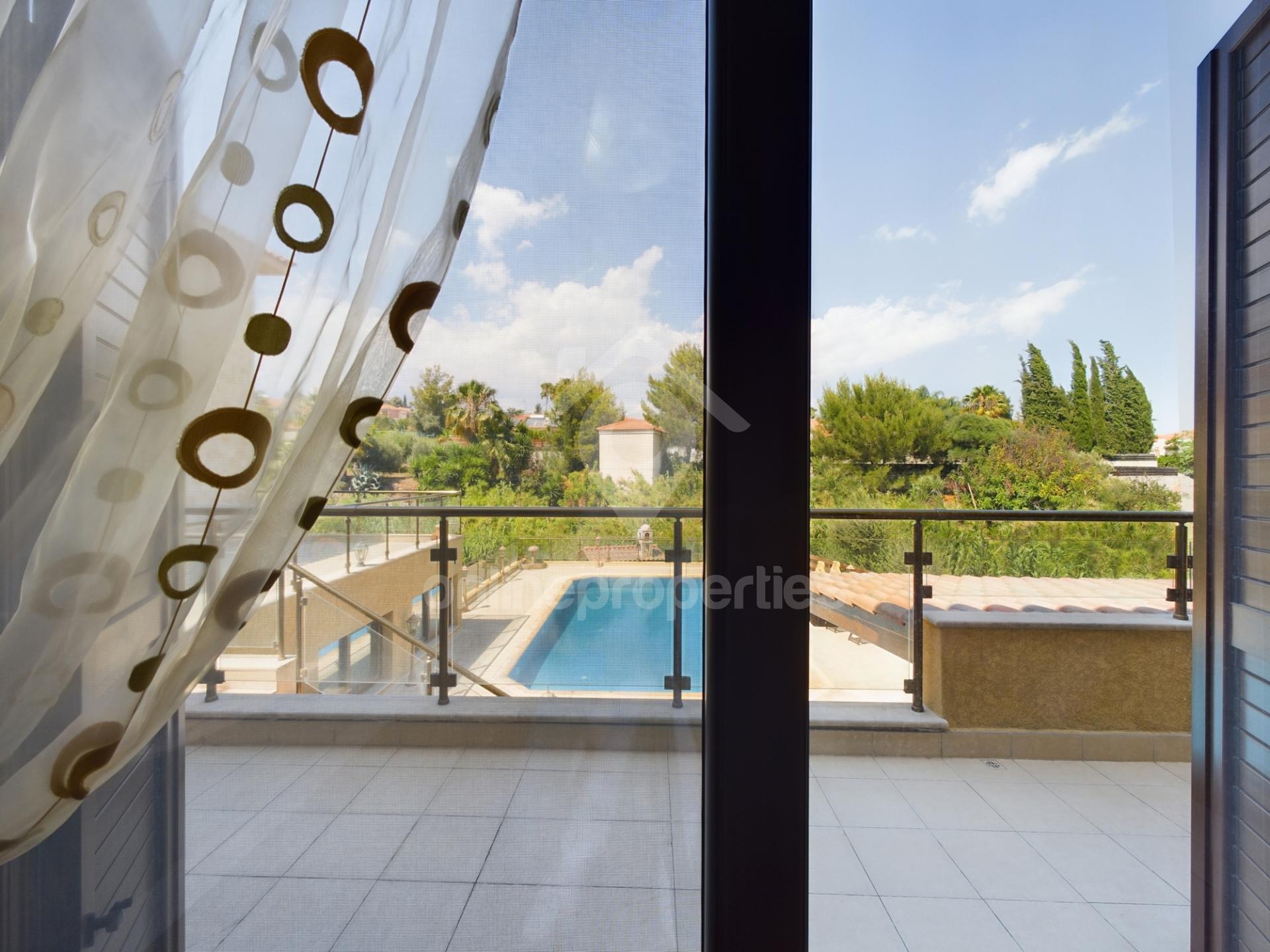 To change image, hover mouse over thumbnails below