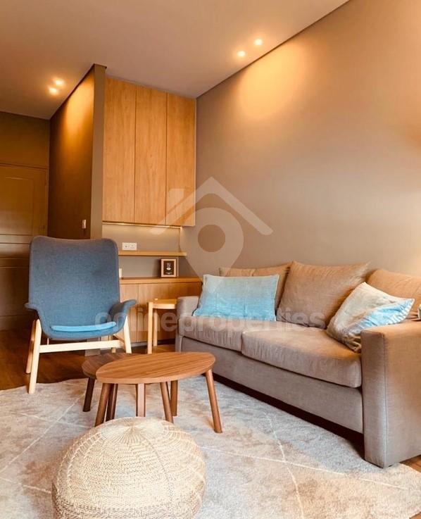 To change image, hover mouse over thumbnails below