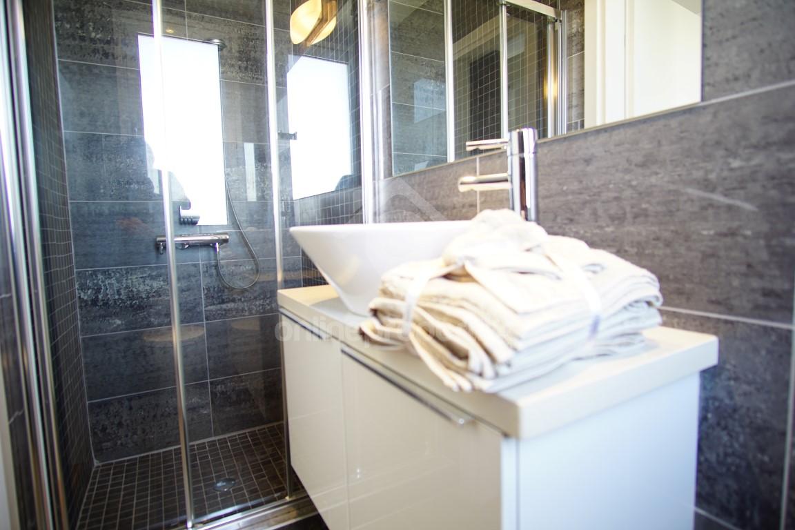 To change image, hover mouse over thumbnails below