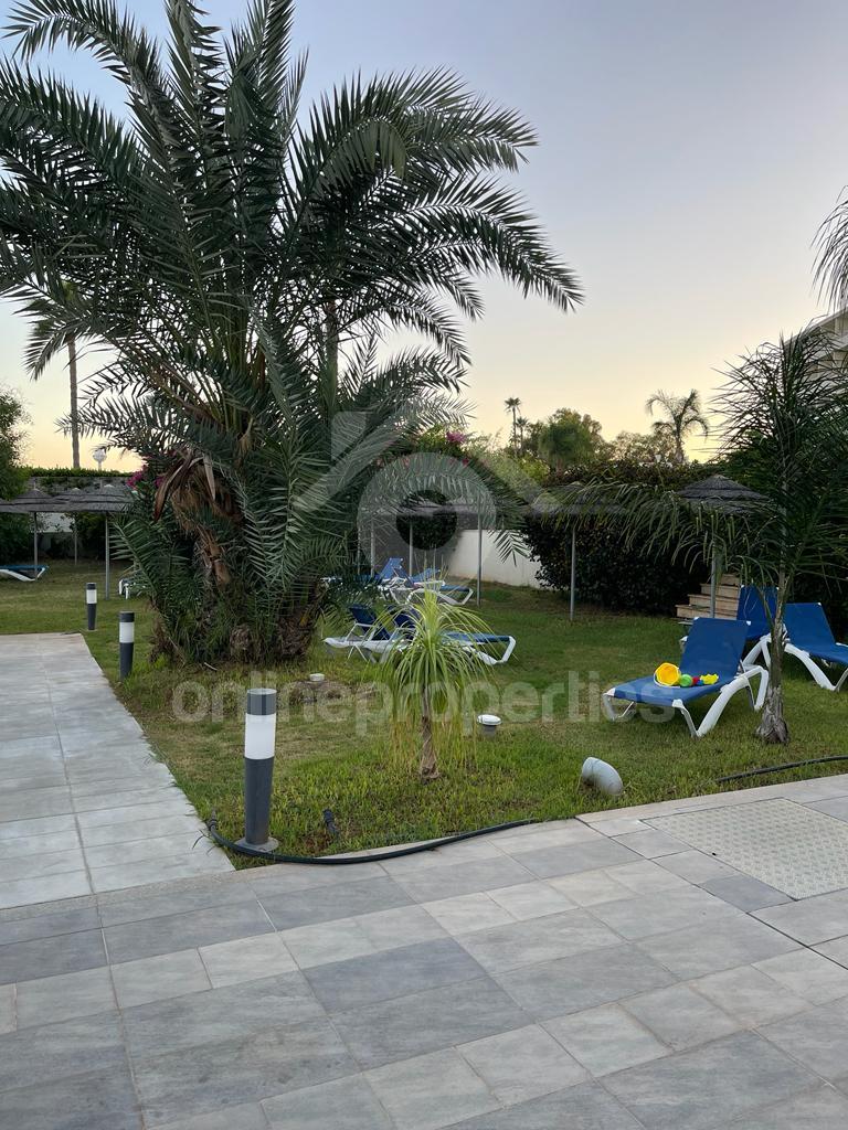 To change image, hover mouse over thumbnails below