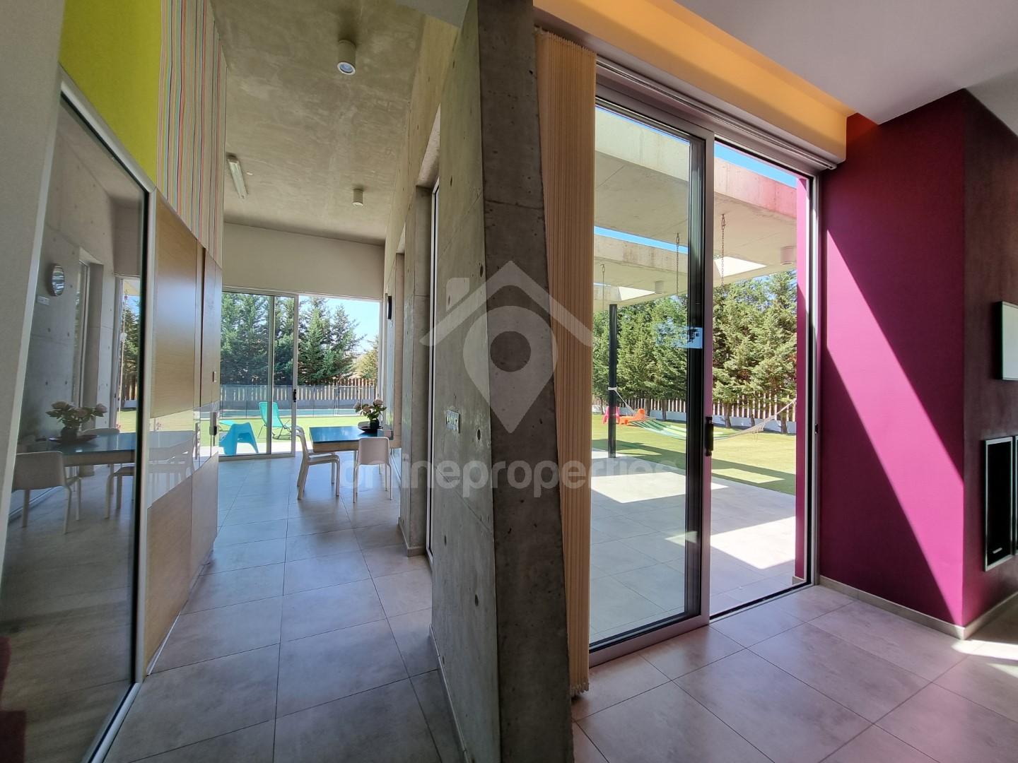 To change image, hover mouse over thumbnails below