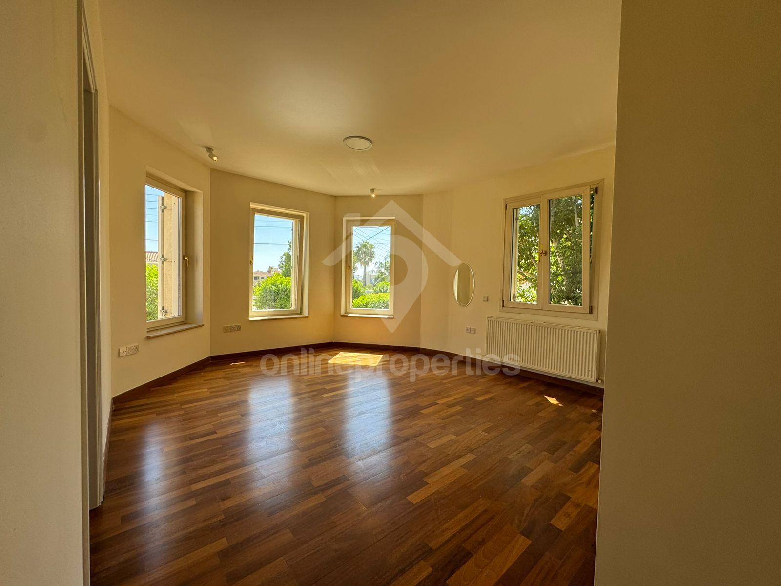 To change image, hover mouse over thumbnails below