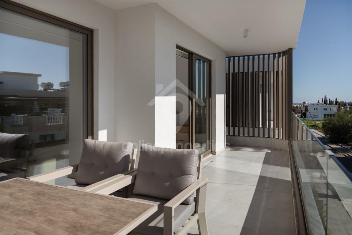 To change image, hover mouse over thumbnails below