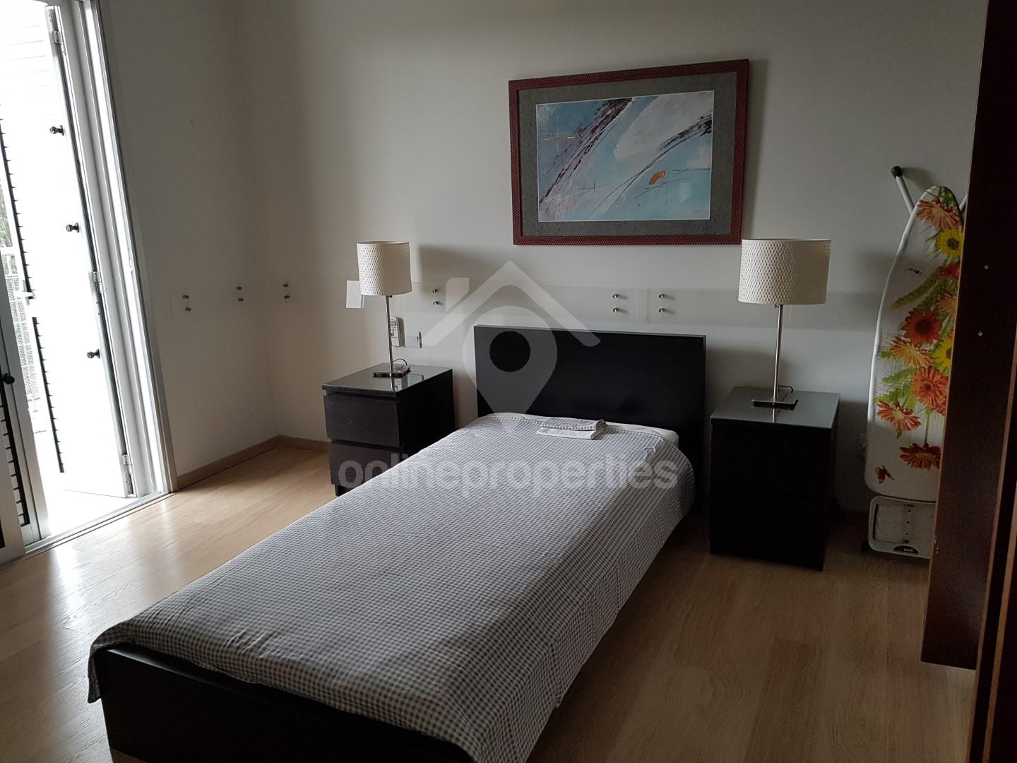 To change image, hover mouse over thumbnails below