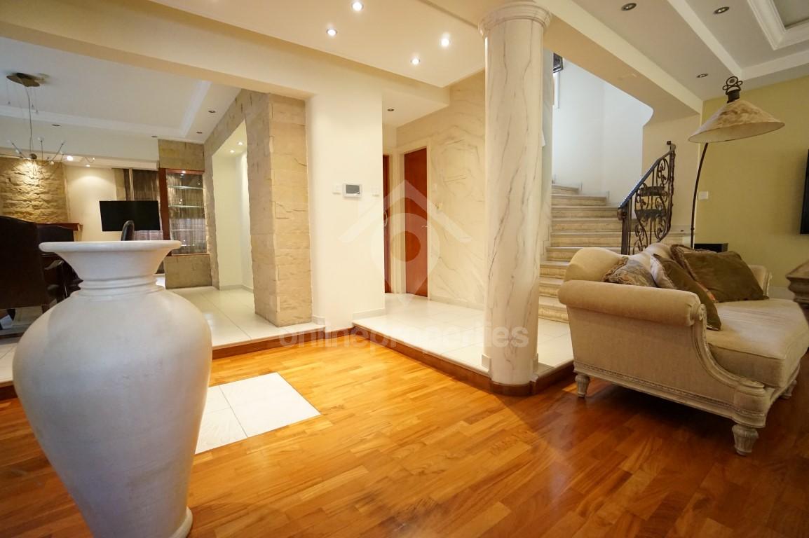 To change image, hover mouse over thumbnails below