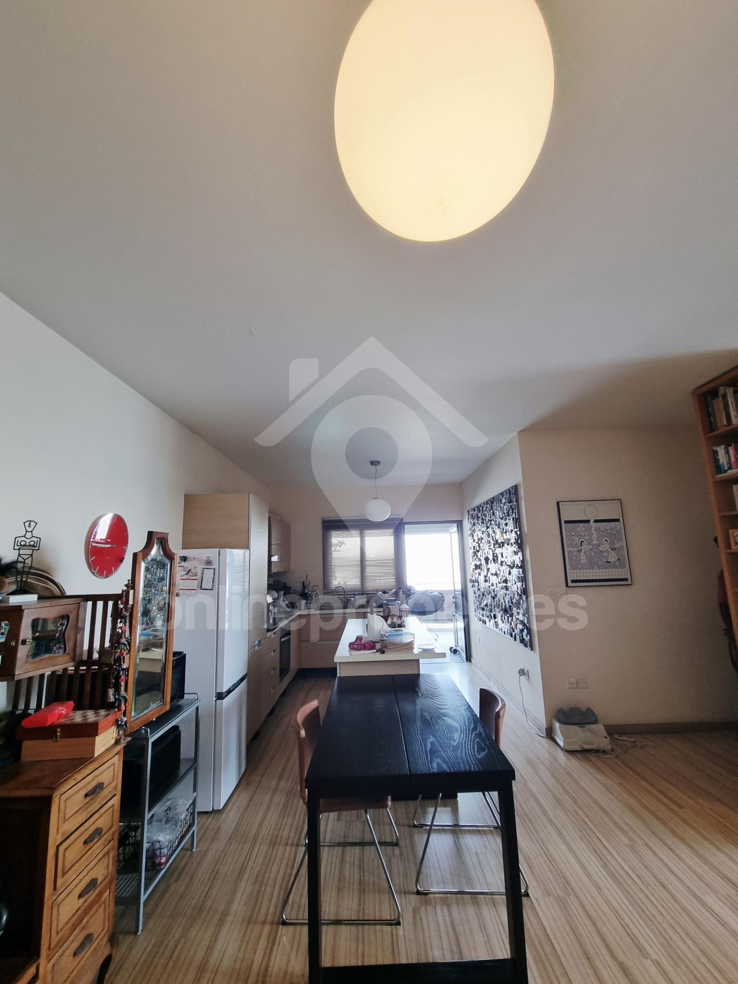 To change image, hover mouse over thumbnails below