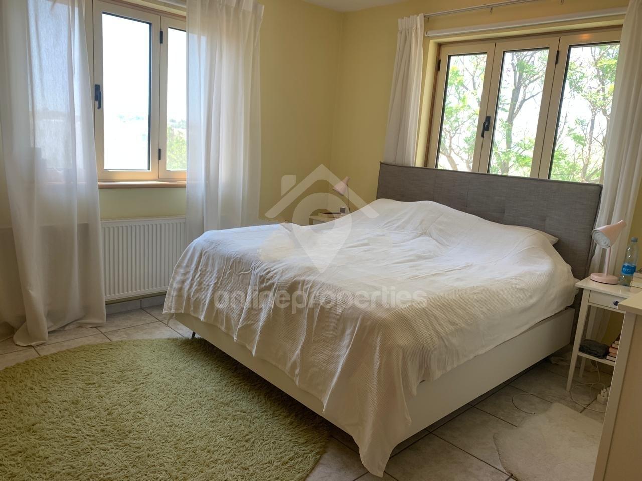 To change image, hover mouse over thumbnails below