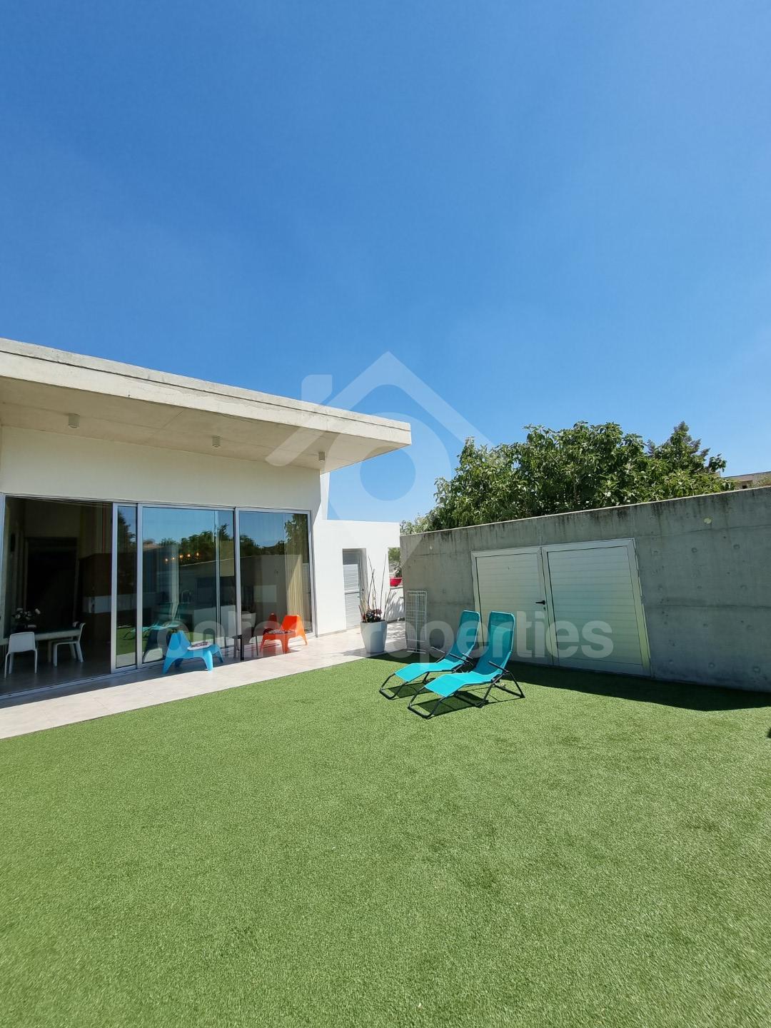 To change image, hover mouse over thumbnails below