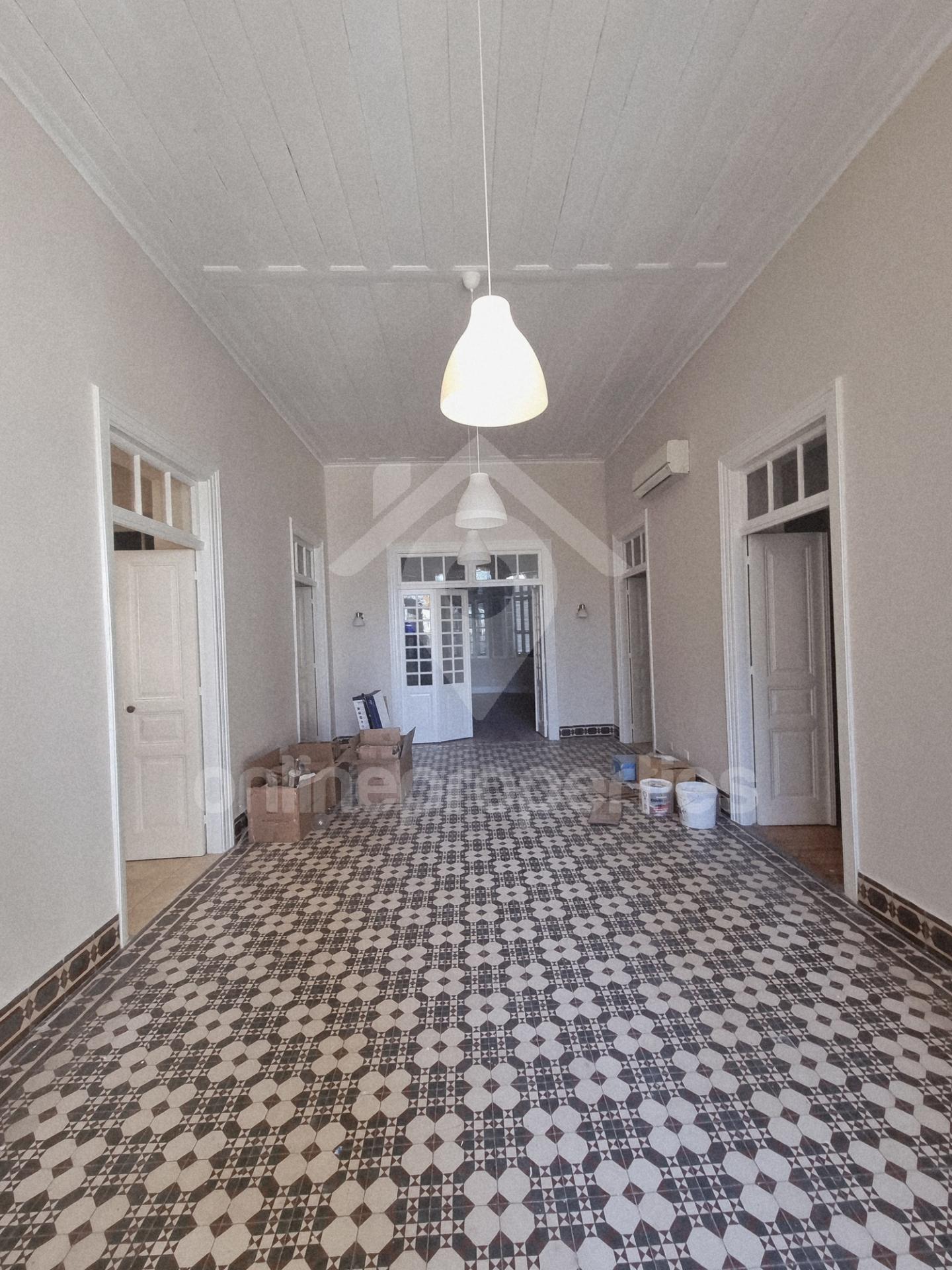 To change image, hover mouse over thumbnails below