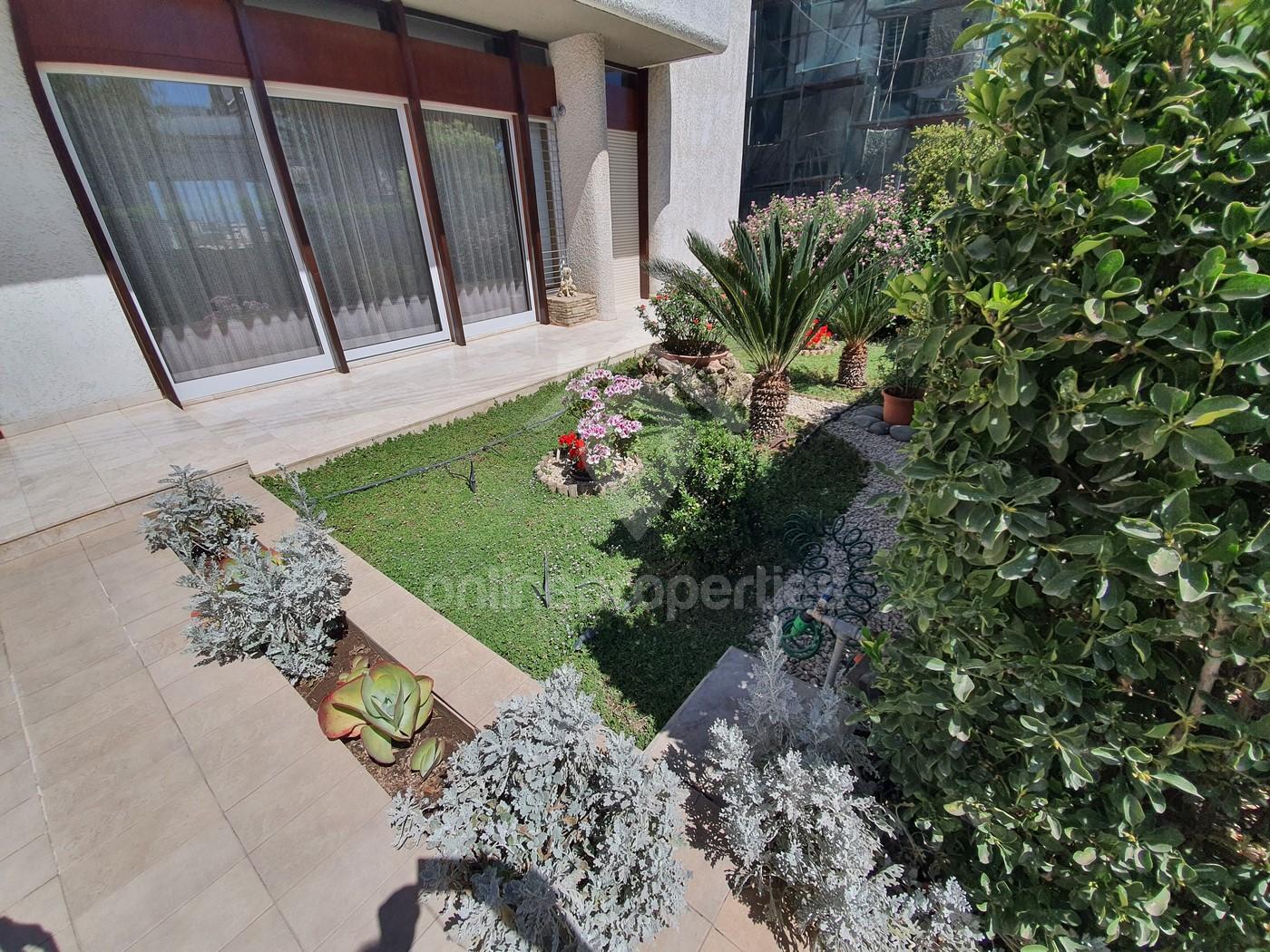 To change image, hover mouse over thumbnails below