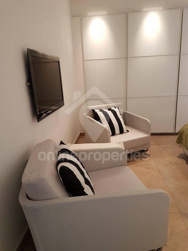 To change image, hover mouse over thumbnails below