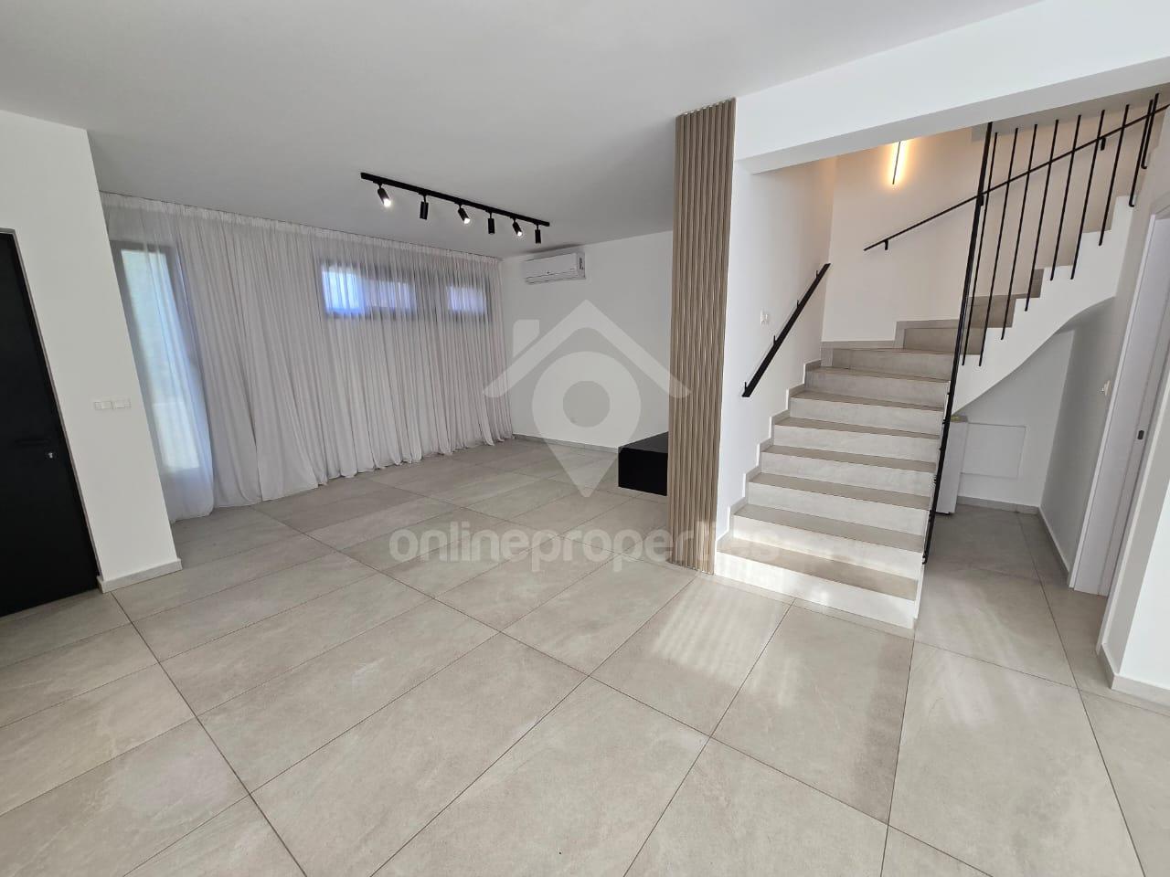 To change image, hover mouse over thumbnails below