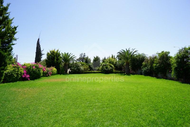 To change image, hover mouse over thumbnails below