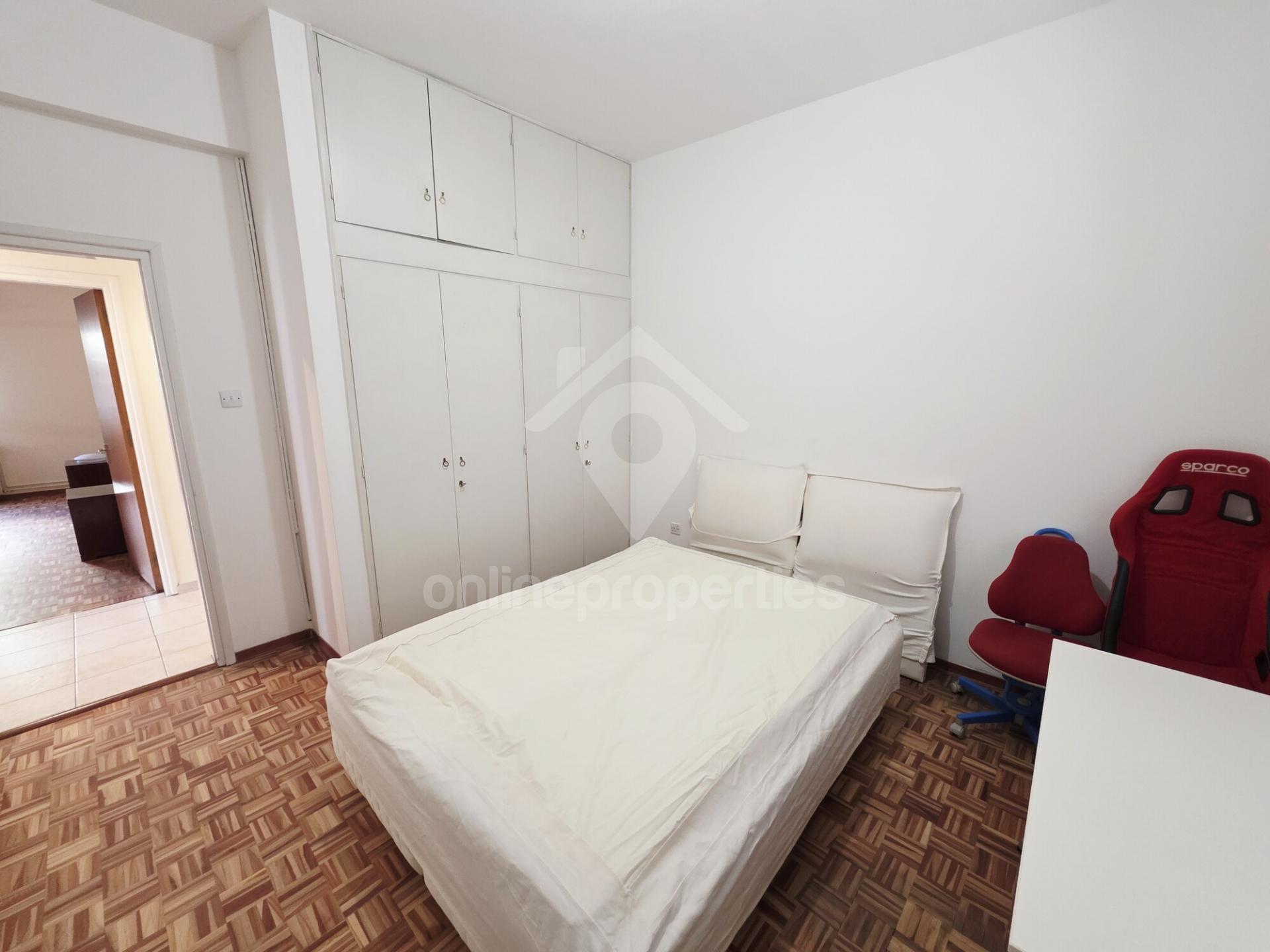 To change image, hover mouse over thumbnails below