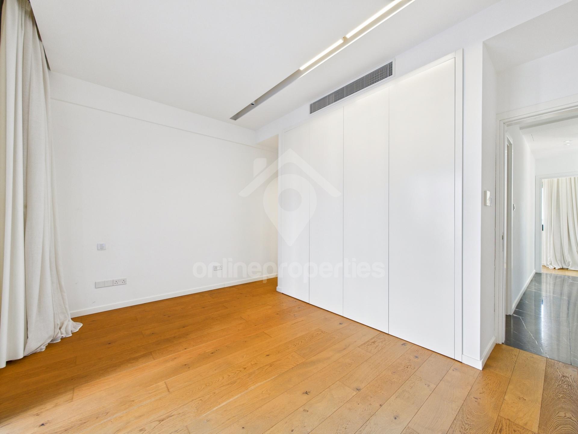 To change image, hover mouse over thumbnails below