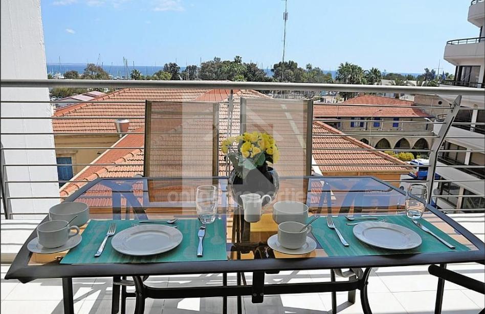 To change image, hover mouse over thumbnails below