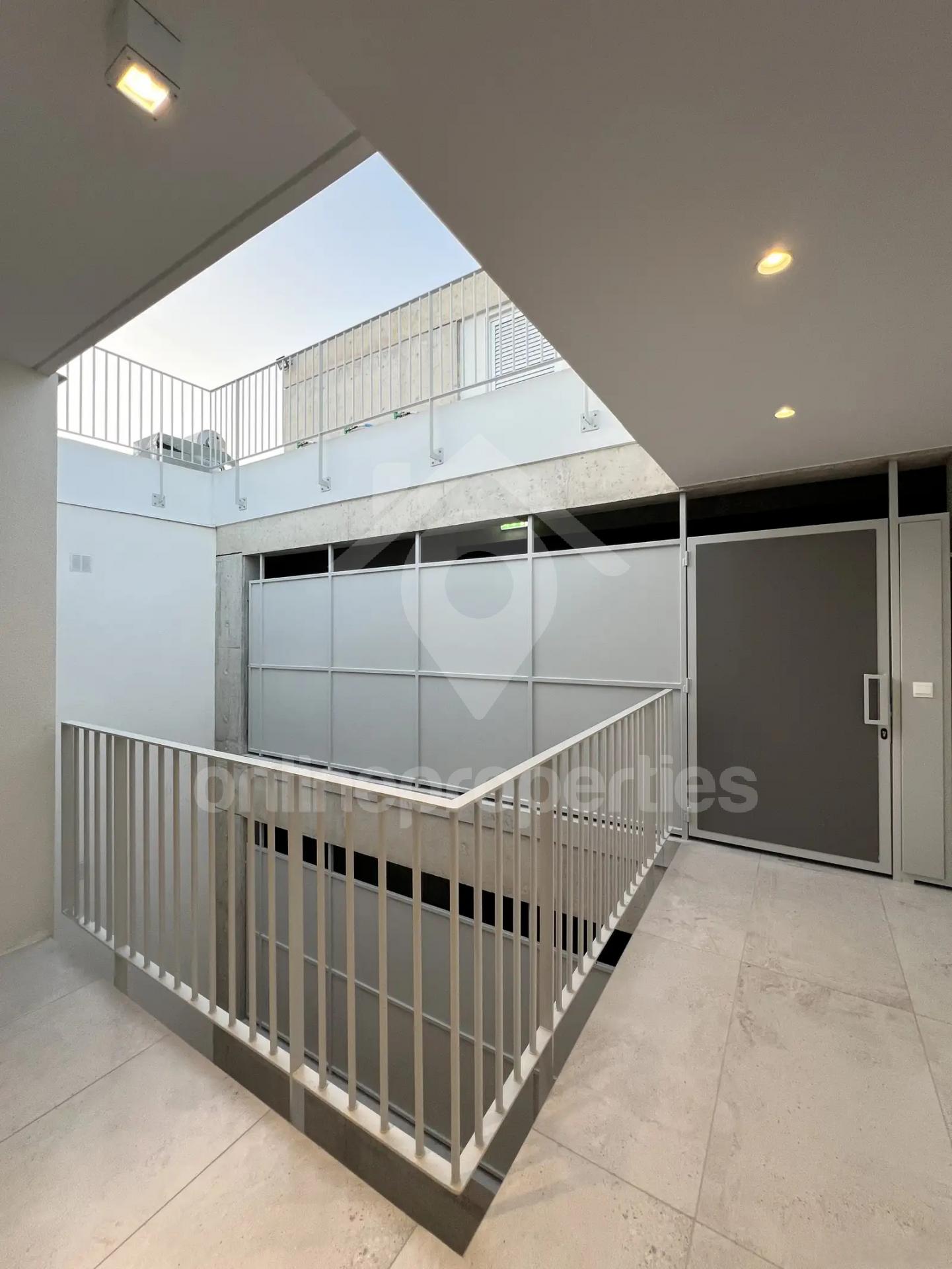 To change image, hover mouse over thumbnails below