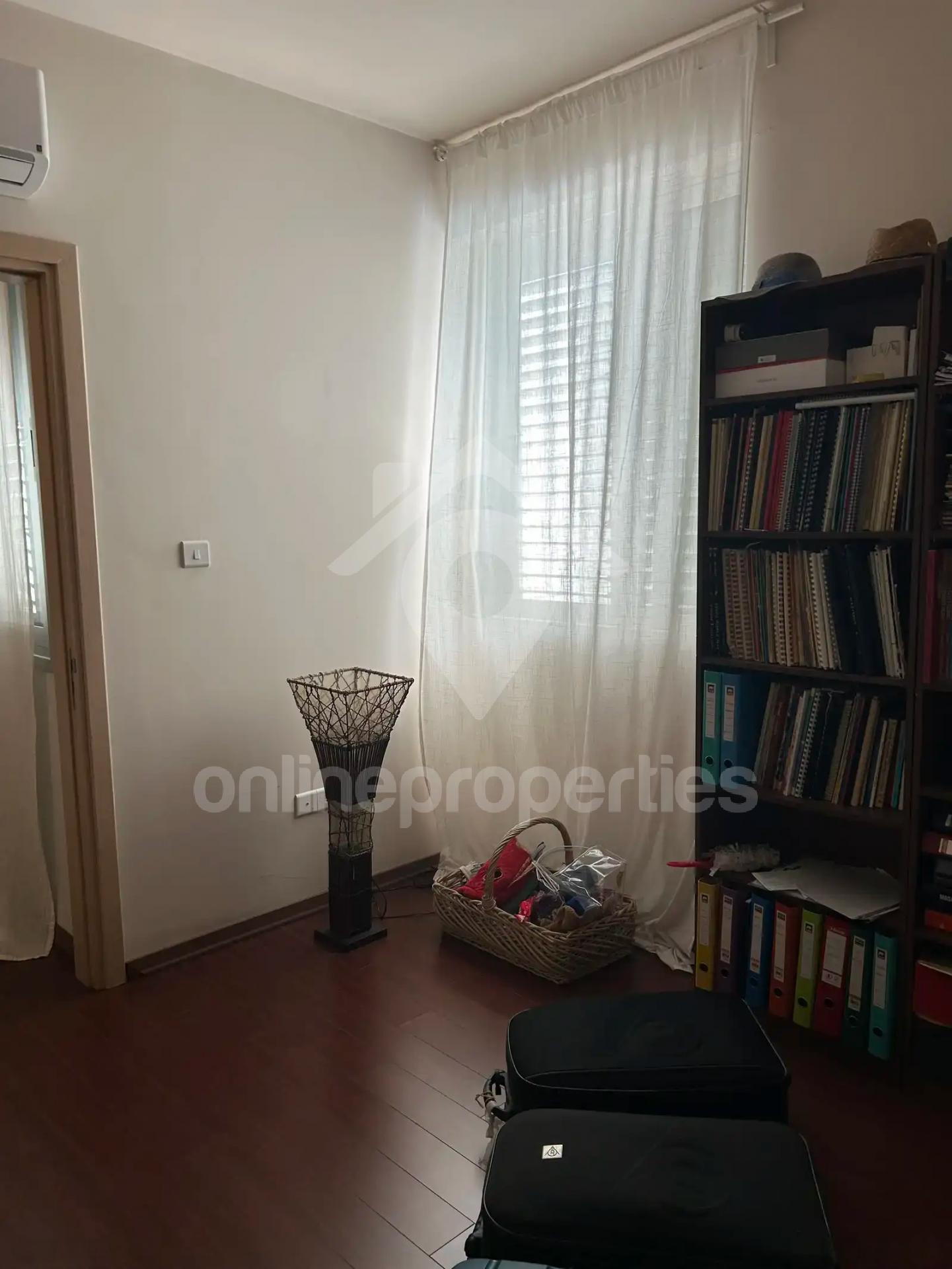 To change image, hover mouse over thumbnails below