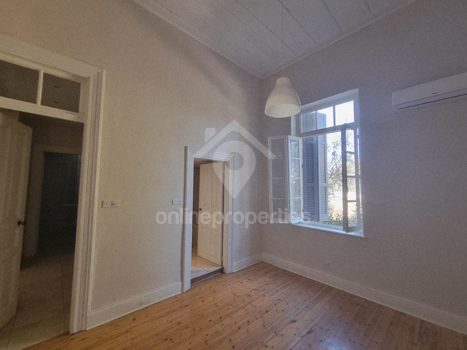 To change image, hover mouse over thumbnails below